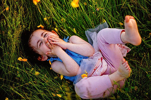 Millya a rejoint le concours — aidez-le/la à gagner de superbes lots ! eye, facial_expression, finger, flash_photography, fun, gesture, grass, grassland, happy, lawn, leisure, meadow, morning, people_in_nature, person, plant, prairie, skin, smile, sunlight