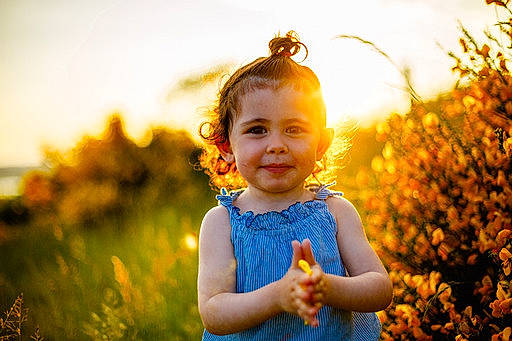 Millya a rejoint le concours — aidez-le/la à gagner de superbes lots ! facial_expression, flash_photography, fun, grass, hairstyle, happy, iris, joy, leaf, lighting, morning, orange, people_in_nature, person, plant, skin, sky, smile, standing, summer