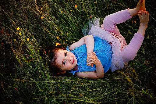 Millya participe au concours pour gagner de l'argent avec cette photo : child, electric_blue, field, flash_photography, fun, grass, grass_family, grassland, green, happy, human_leg, interaction, lawn, leisure, meadow, people_in_nature, person, plant, prairie, summer