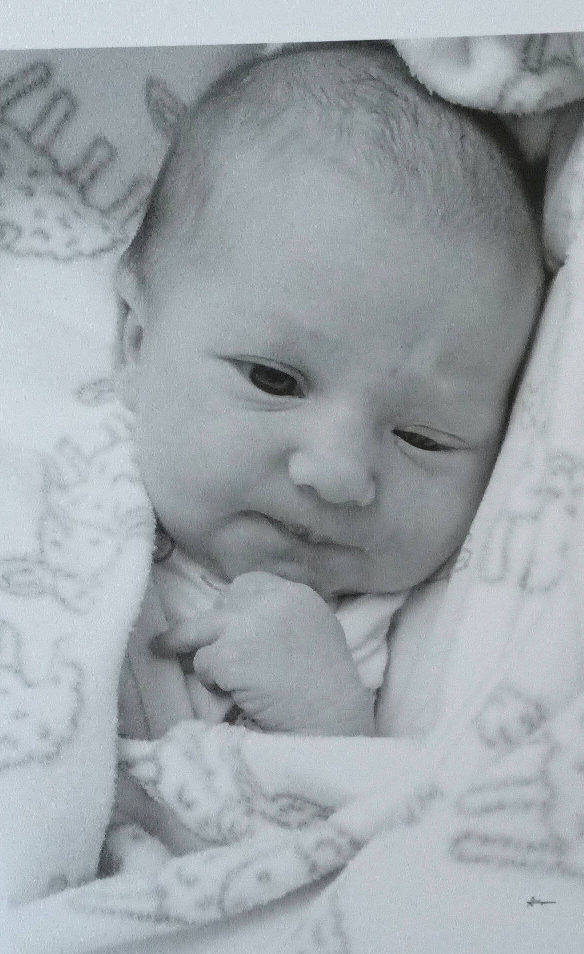 Lizzy participe au concours pour gagner de l'argent avec cette photo : baby, baby_toddler_clothing, cheek, child, chin, comfort, ear, eye, eyebrow, flash_photography, gesture, happy, iris, lip, monochrome, mouth, nose, organ, person, skin