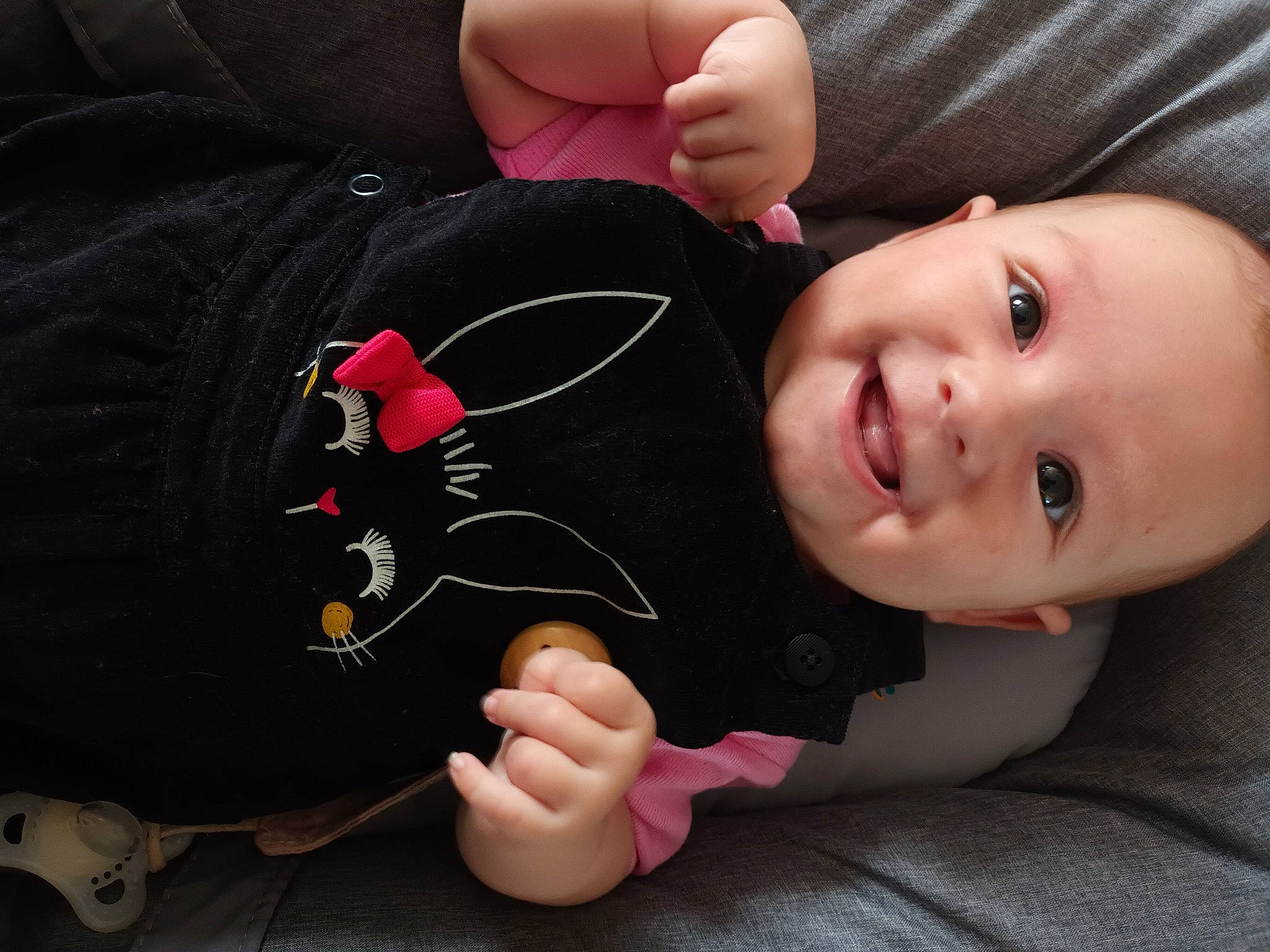 Lizzy a rejoint le concours — aidez-le/la à gagner de superbes lots ! baby, baby_toddler_clothing, cheek, eye, finger, gesture, hand, head, human_body, joy, leg, lip, mammal, nose, outerwear, person, skin, sleeve, smile, thumb