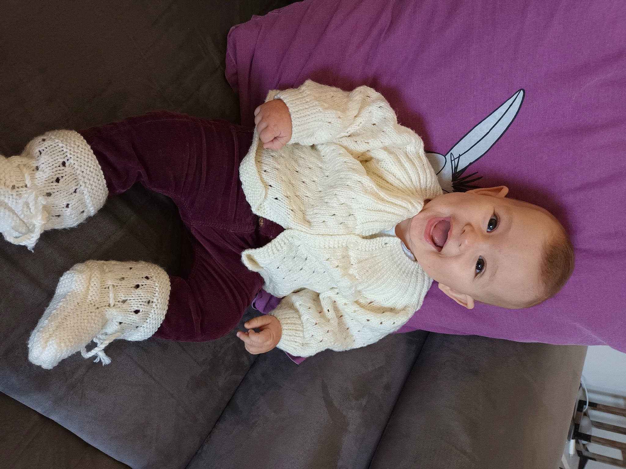 Lizzy a rejoint le concours — aidez-le/la à gagner de superbes lots ! baby, baby_products, baby_toddler_clothing, child, comfort, fur, happy, hat, lap, linens, pattern, person, room, sitting, sleeve, smile, textile, toddler, wood, wool