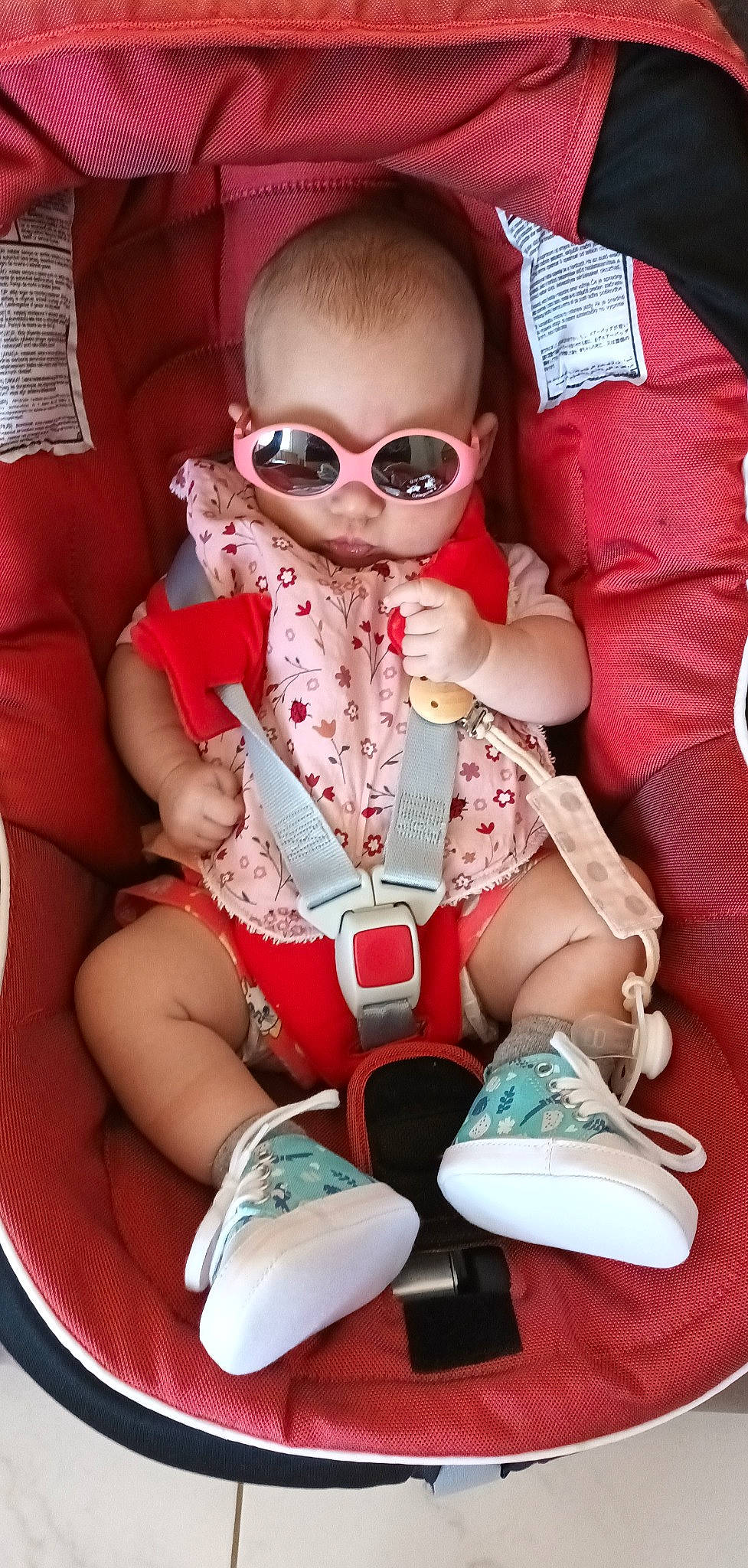 Lizzy a rejoint le concours — aidez-le/la à gagner de superbes lots ! baby, baby_toddler_clothing, cheek, child, comfort, eyewear, finger, glasses, goggles, lap, leg, mouth, nail, pattern, person, personal_protective_equipment, sleeve, sunglasses, thigh, toddler