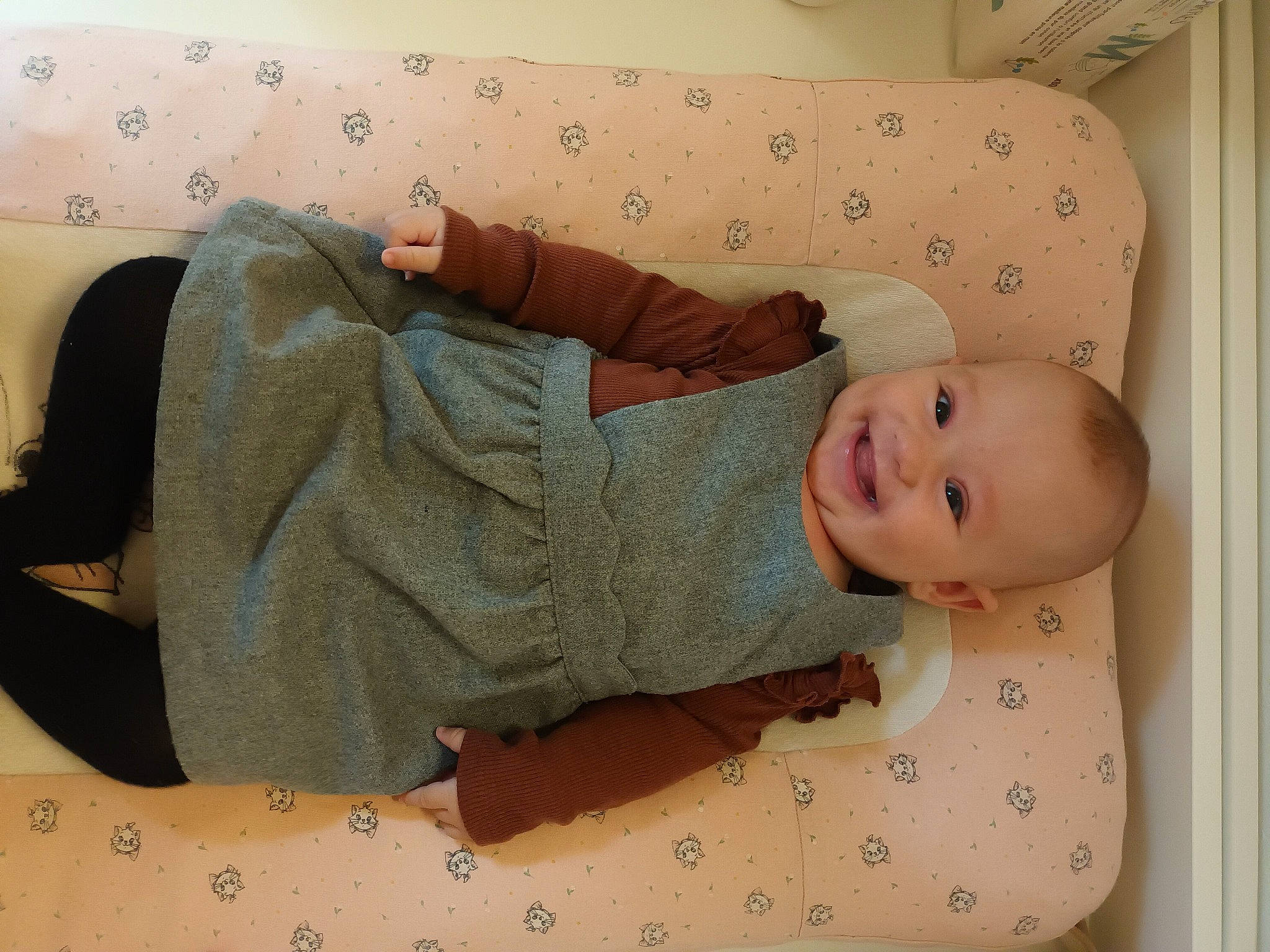 Lizzy a rejoint le concours — aidez-le/la à gagner de superbes lots ! baby, baby_products, baby_safety, baby_toddler_clothing, bed, bed_sheet, bedding, bedtime, child, comfort, hat, joy, linens, pattern, person, room, skin, sleep, sleeve, smile