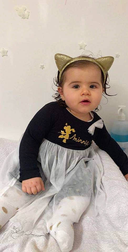 Stella-maria participe au concours pour gagner de l'argent avec cette photo : baby, baby_toddler_clothing, cheek, child, child_model, clothing, costume, ear, fashion_accessory, hair_accessory, headgear, person, sitting, sleeve, smile, toddler