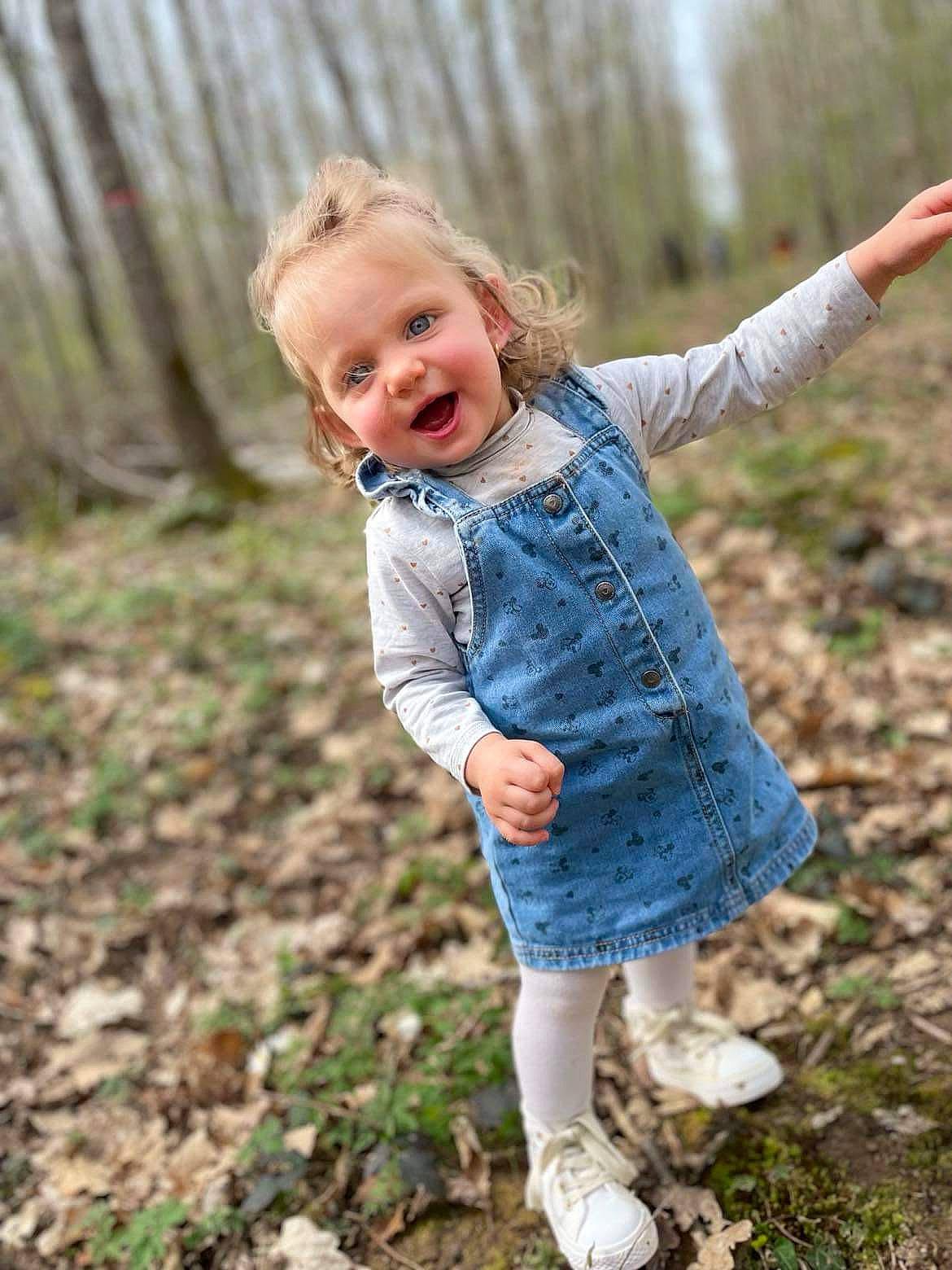 Bryanna participe au concours pour gagner de l'argent avec cette photo : baby_toddler_clothing, blond, brown_hair, clothing, electric_blue, fun, gesture, grass, grassland, hair, hairstyle, hand, happy, joy, leisure, people_in_nature, person, plant, skin, smile