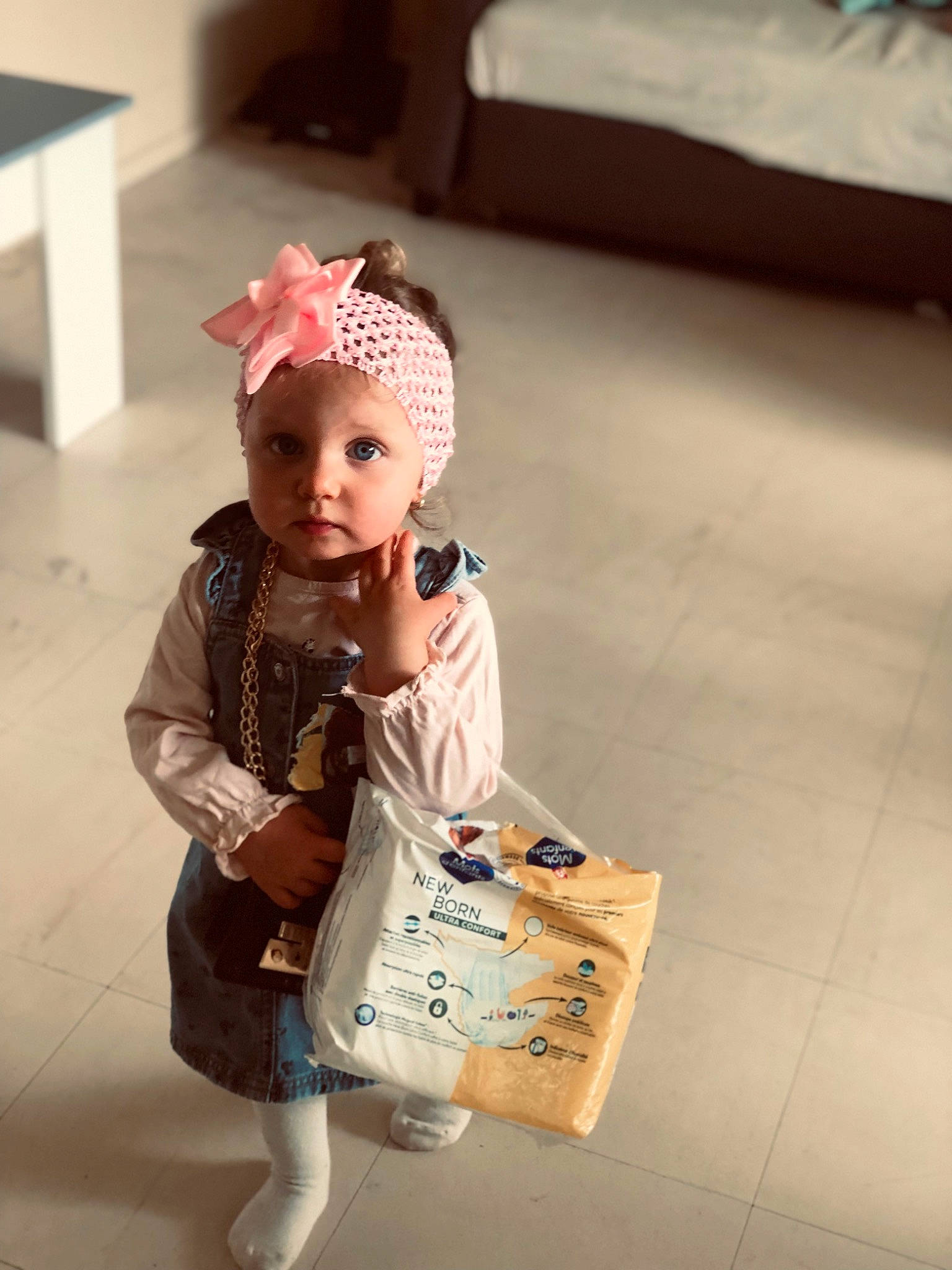 Bryanna participe au concours pour gagner de l'argent avec cette photo : baby, baby_toddler_clothing, bag, beanie, box, cap, child, fashion_accessory, fashion_design, flooring, fun, happy, headwear, human_leg, luggage_and_bags, packaging_and_labeling, pattern, person, shipping_box, sitting