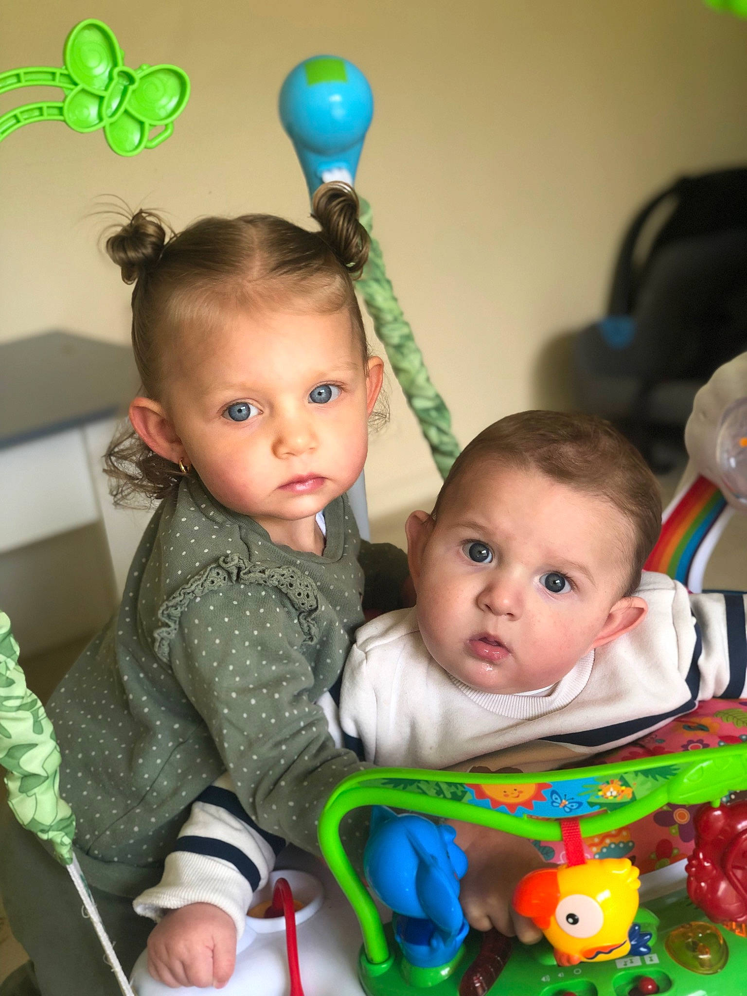 Bryanna participe au concours pour gagner de l'argent avec cette photo : baby, baby_toddler_clothing, balloon, cheek, child, eye, facial_expression, fun, green, hairstyle, happy, head, iris, nose, organ, person, photograph, product, sharing, skin