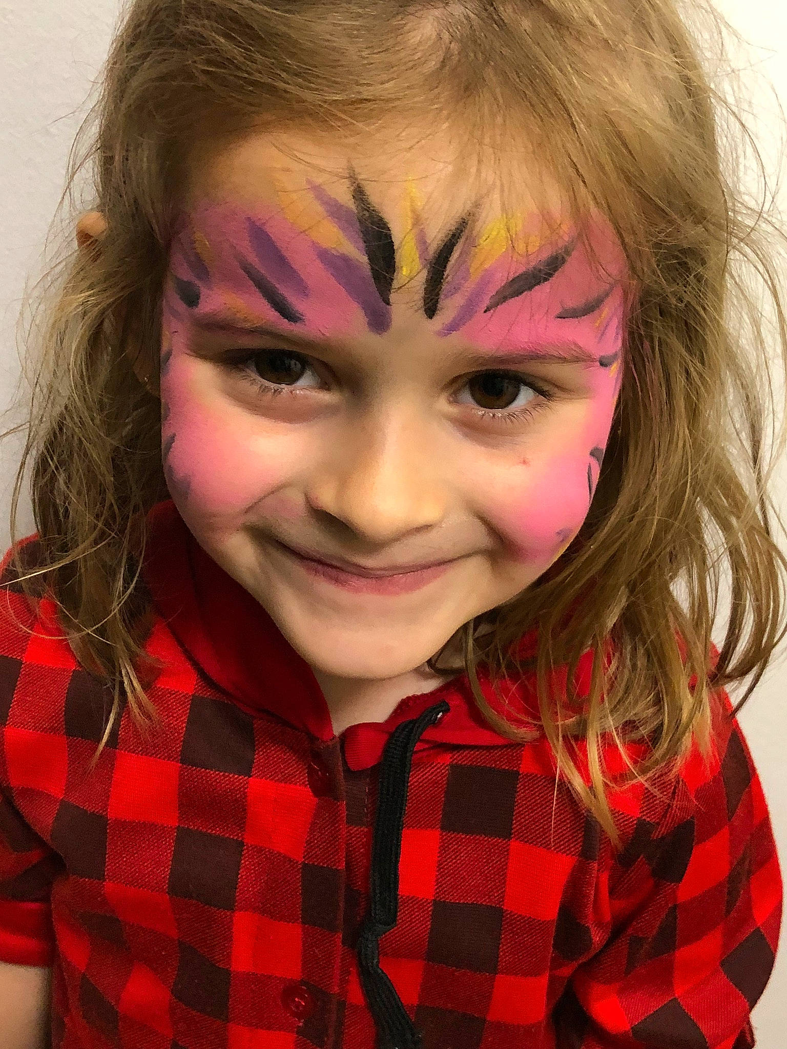 Maelyse participe au concours pour gagner de l'argent avec cette photo : cheek, chin, design, eye, eyebrow, eyelash, forehead, hairstyle, happy, iris, joy, lip, organ, pattern, person, plaid, portrait, sleeve, tartan, textile