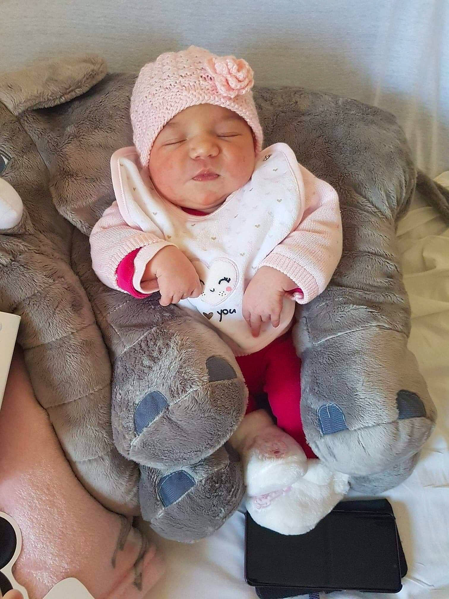 Maywen a rejoint le concours — aidez-le/la à gagner de superbes lots ! child, girl, headgear, infant, knitting, person, product, skin, stuffed_toy, textile, toddler, wool