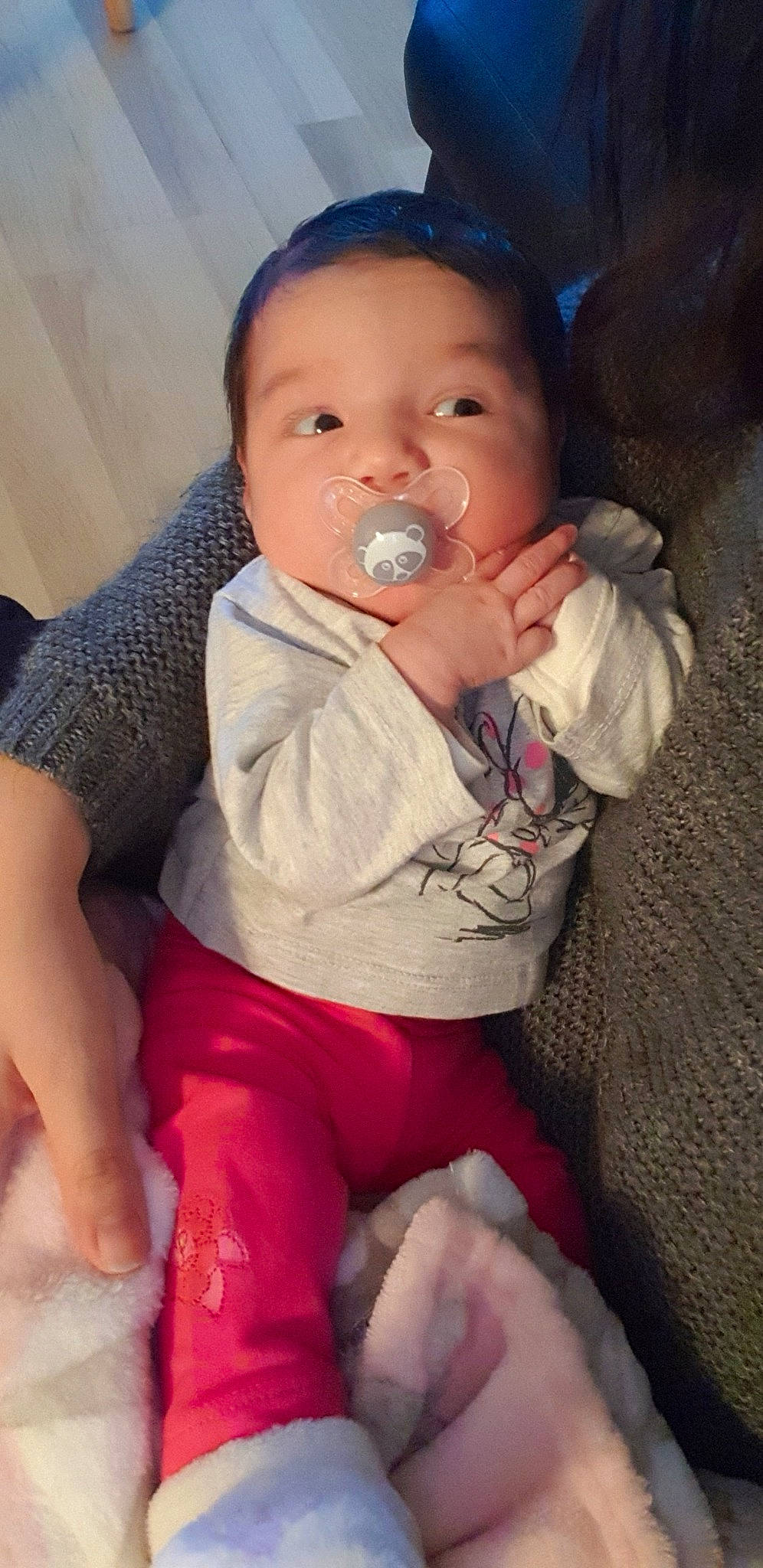 Maywen participe au concours pour gagner de l'argent avec cette photo : cheek, child, face, finger, fun, girl, hand, head, human, infant, leg, mouth, nose, person, pink, product, sitting, skin, smile, textile