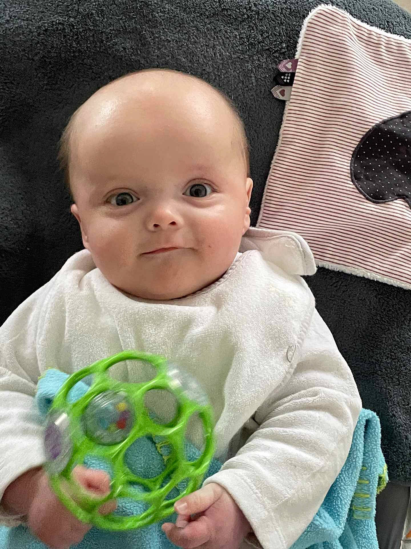 Maylon a rejoint le concours — aidez-le/la à gagner de superbes lots ! baby, baby_toddler_clothing, cheek, child, comfort, green, happy, iris, linens, mouth, organ, pattern, person, photograph, product, skin, sleeve, smile, textile, toddler