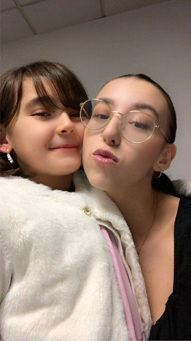 Milina a rejoint le concours — aidez-le/la à gagner de superbes lots ! black_hair, cheek, chin, ear, event, eyelash, eyewear, face, flash_photography, forehead, gesture, glasses, happy, interaction, joy, lip, nose, person, selfie, skin