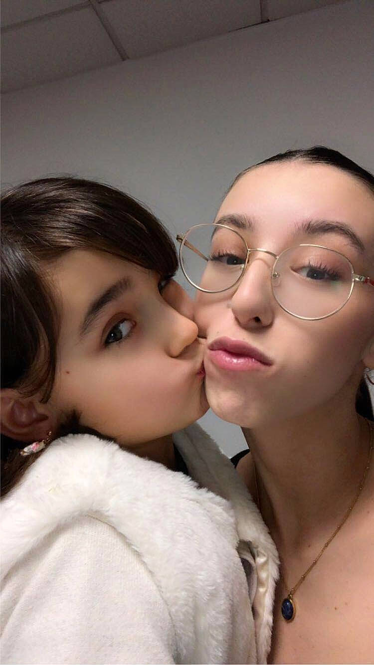 Milina a rejoint le concours — aidez-le/la à gagner de superbes lots ! black_hair, cheek, ear, eye, eyebrow, eyelash, eyewear, forehead, gesture, glasses, hair, happy, iris, jaw, kiss, lip, long_hair, mouth, nose, person