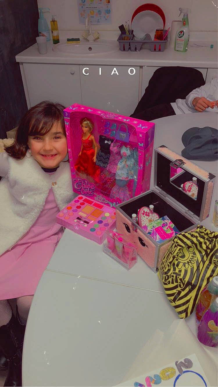 Milina a rejoint le concours — aidez-le/la à gagner de superbes lots ! art, bag, child, craft, fashion_accessory, happy, joy, linens, luggage_and_bags, magenta, material_property, paper, paper_product, pattern, peach, person, pink, room, smile, textile