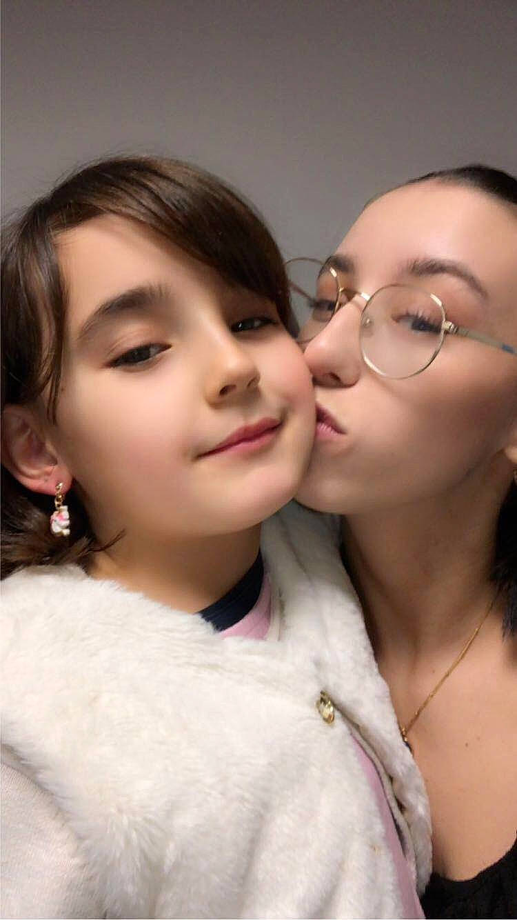 Milina participe au concours pour gagner de l'argent avec cette photo : black_hair, cheek, ear, eyebrow, eyelash, eyewear, flash_photography, forehead, fun, gesture, glasses, happy, iris, jaw, joy, kiss, lip, nose, person, skin