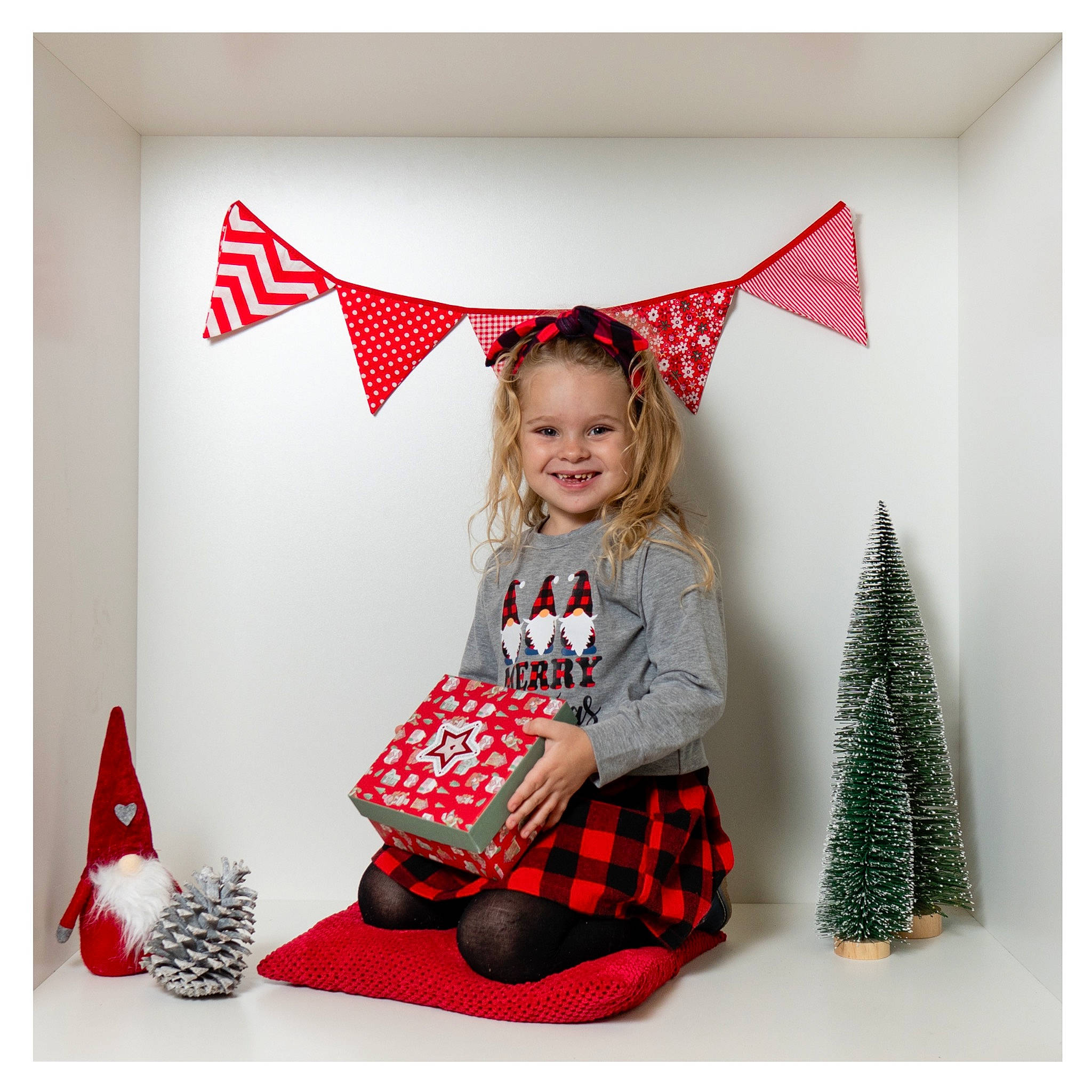 Jade participe au concours pour gagner de l'argent avec cette photo : baby_toddler_clothing, christmas_decoration, christmas_ornament, christmas_tree, costume_hat, event, font, happy, holiday, joy, mammal, outerwear, pattern, person, picture_frame, red, sleeve, smile, t_shirt, textile
