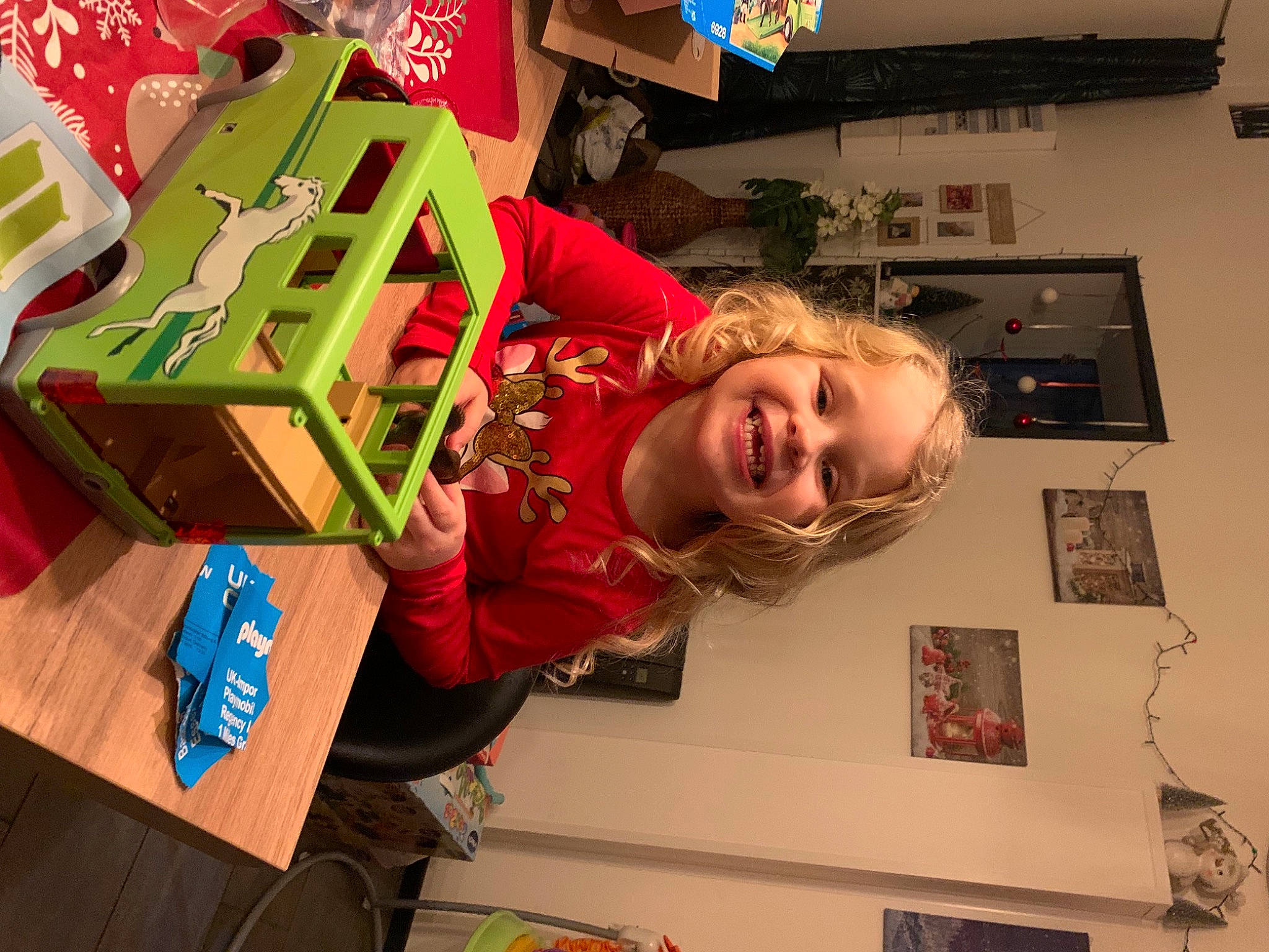 Jade participe au concours pour gagner de l'argent avec cette photo : cardboard, child, christmas_decoration, christmas_eve, christmas_ornament, event, fun, happy, holiday, home, house, joy, leisure, people, person, picture_frame, play, room, smile, toddler