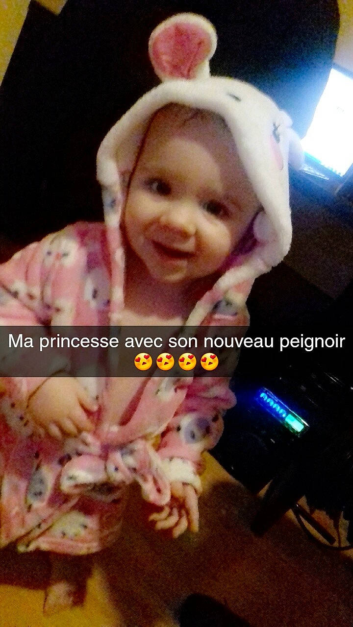 Luna a rejoint le concours — aidez-le/la à gagner de superbes lots ! child, day, ear, finger, hair_accessory, head, headgear, infant, person, photo_caption, pink, product, skin, toddler