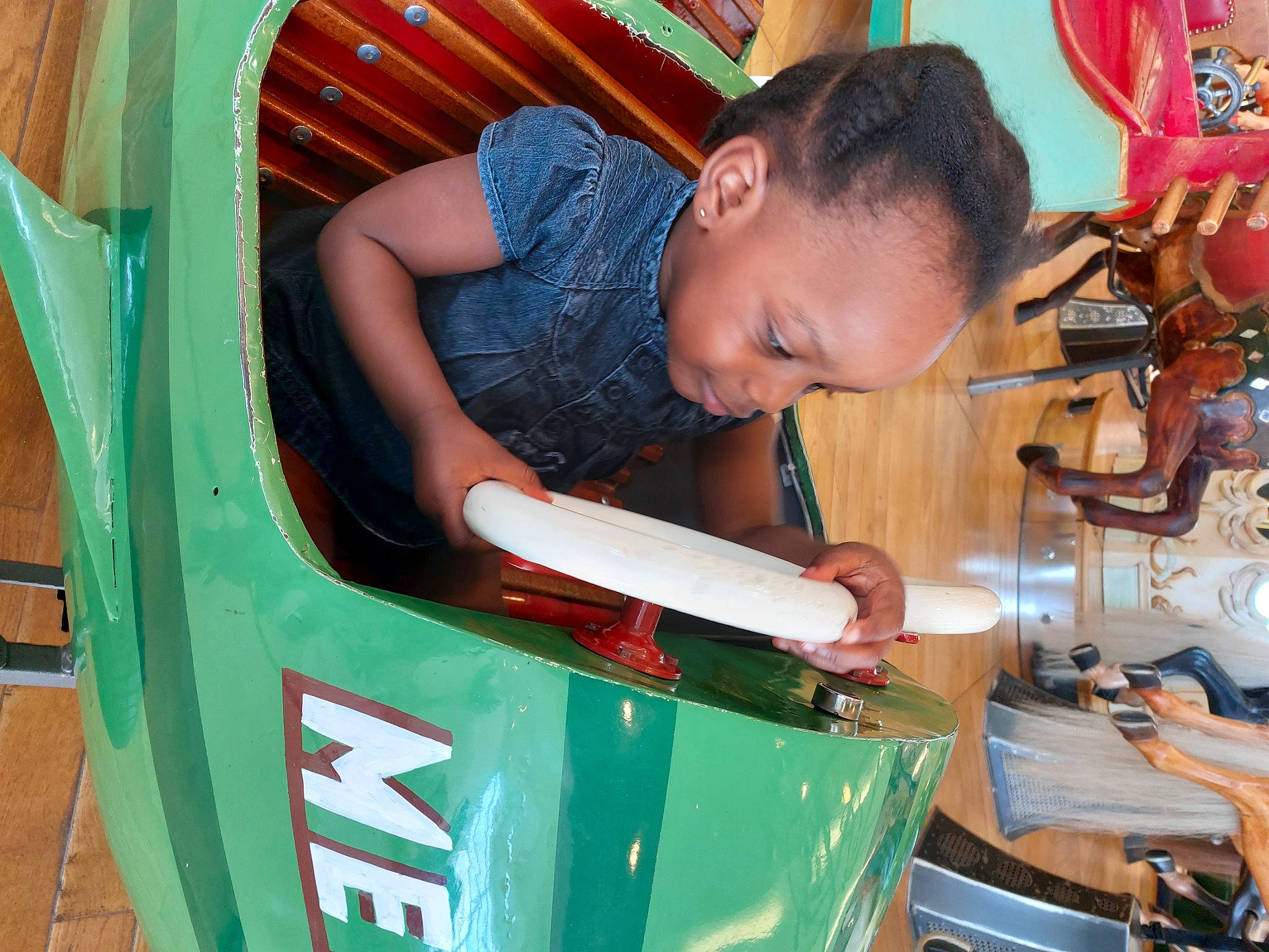 Tainah participe au concours pour gagner de l'argent avec cette photo : auto_part, automotive_design, automotive_exterior, automotive_wheel_system, automotive_window_part, bumper, child, engineering, fun, gas, leisure, machine, mechanic, motor_vehicle, person, recreation, smile, t_shirt, vehicle, vehicle_door