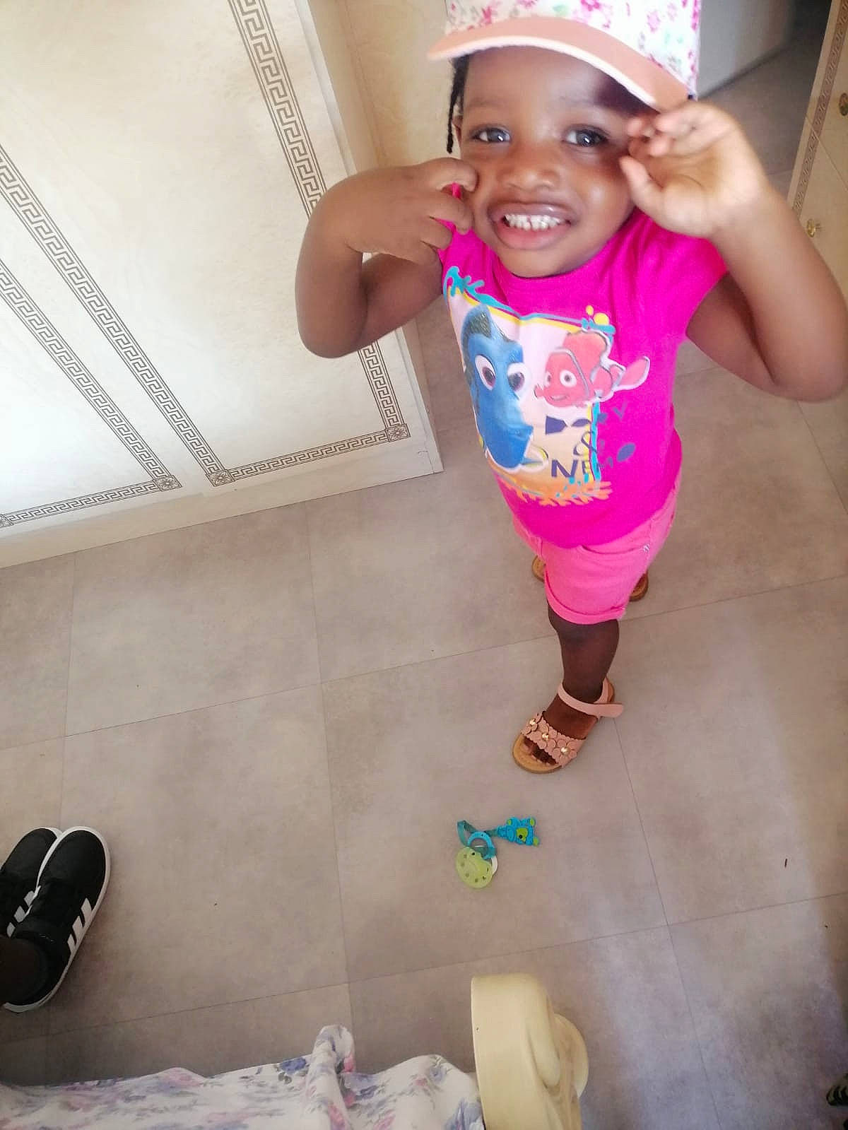 Tainah participe au concours pour gagner de l'argent avec cette photo : baby, baby_toddler_clothing, baseball_cap, cap, child, fun, happy, headwear, human_body, human_leg, joy, knee, leisure, magenta, person, pink, play, room, sleeve, smile