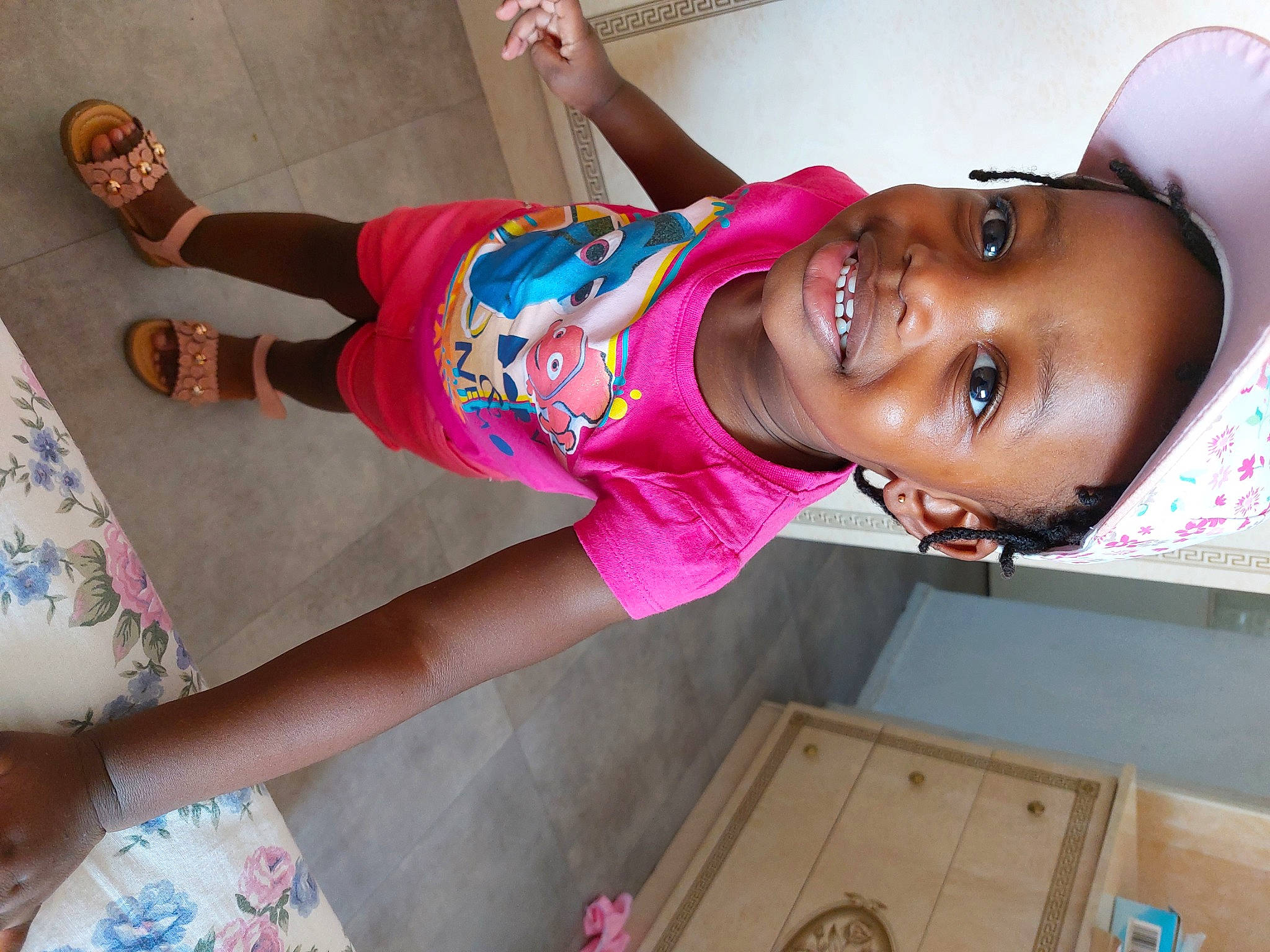 Tainah participe au concours pour gagner de l'argent avec cette photo : child, cool, elbow, fun, happy, hat, headgear, human_leg, joy, leisure, magenta, mouth, person, pink, play, room, shorts, smile, t_shirt, thigh