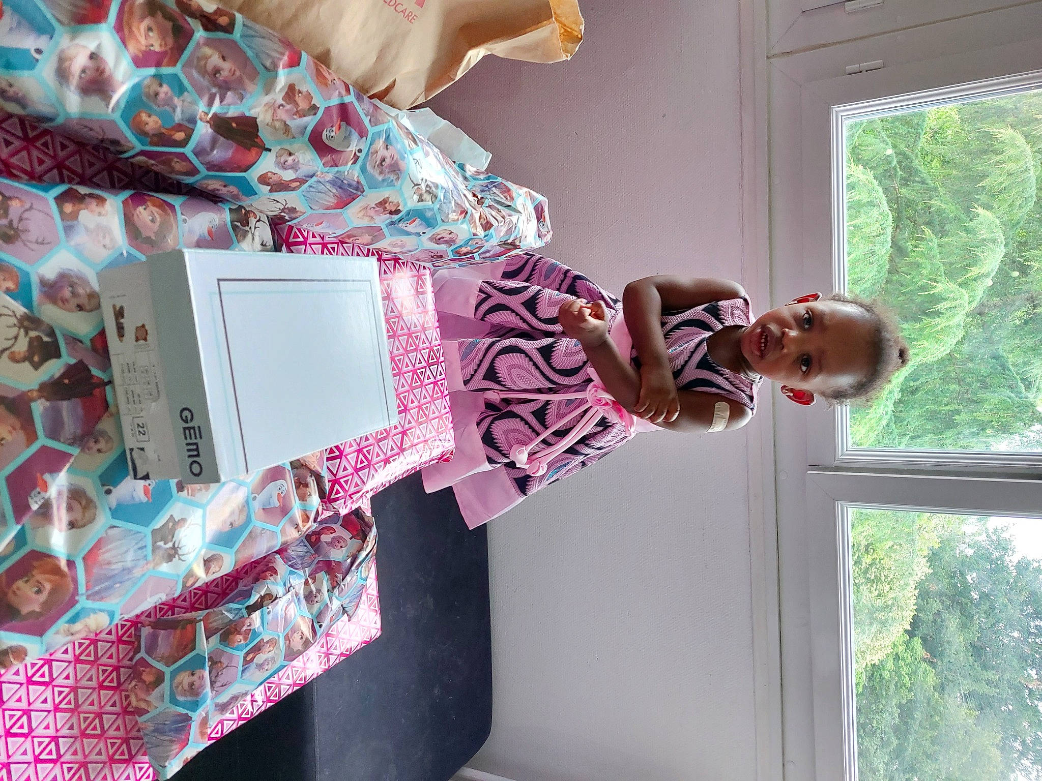 Tainah a rejoint le concours — aidez-le/la à gagner de superbes lots ! art, daylighting, design, fashion_design, hat, interior_design, linens, magenta, paper_product, pattern, peach, person, pink, plant, room, smile, textile, toddler, tree, visual_arts