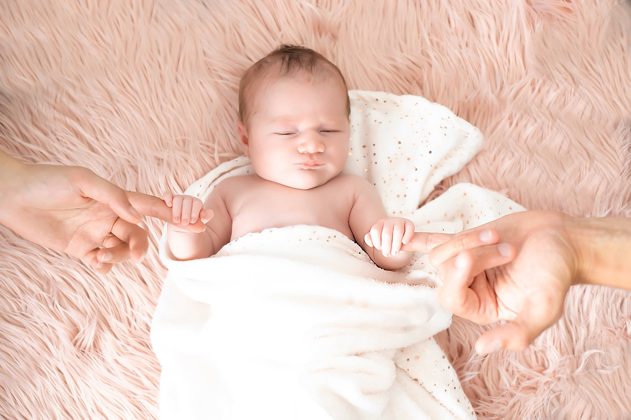 Esmee participe au concours pour gagner de l'argent avec cette photo : abdomen, arm, baby, baby_toddler_clothing, beauty, bridal_clothing, child, comfort, dress, event, eye, finger, flash_photography, gesture, happy, human_body, linens, person, skin, textile