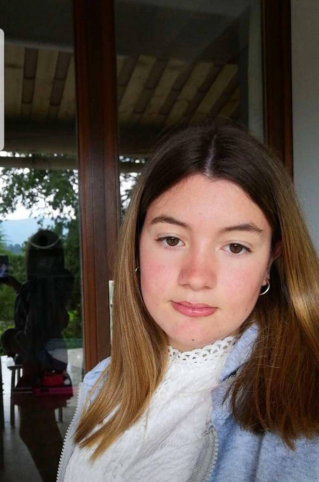 Léa participe au concours pour gagner de l'argent avec cette photo : bangs, black_hair, brown_hair, cheek, chin, eyebrow, eyelash, forehead, happy, jaw, layered_hair, lip, lipstick, long_hair, mammal, neck, nose, person, plant, skin