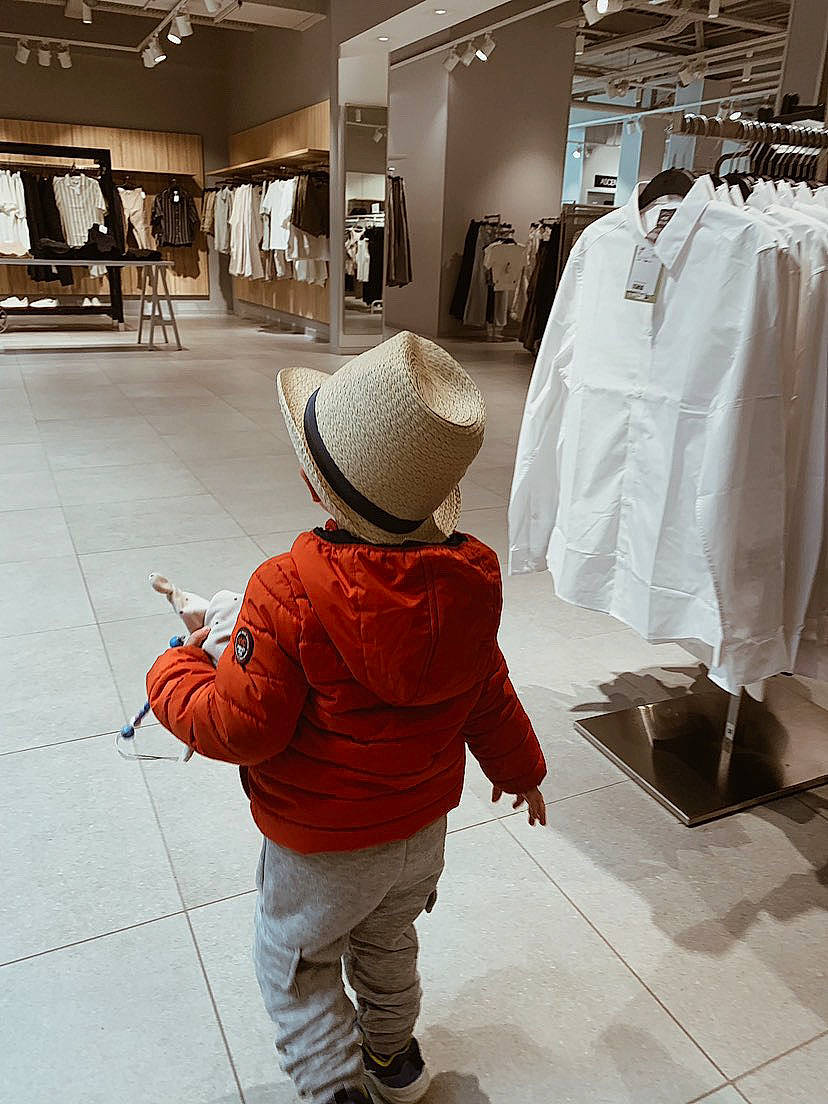 Noha participe au concours pour gagner de l'argent avec cette photo : art, automotive_design, bag, event, fashion_accessory, fashion_design, floor, flooring, fur, hoodie, luggage_and_bags, person, retail, shoe, shopping, sleeve, street, t_shirt, toddler, visual_arts