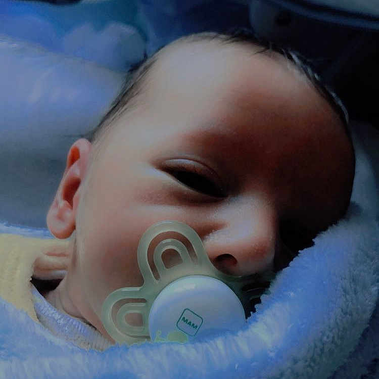 Noha a rejoint le concours — aidez-le/la à gagner de superbes lots ! baby, baby_toddler_clothing, cheek, child, chin, comfort, eye, eyebrow, eyelash, face, facial_expression, finger, head, iris, mouth, nose, product, skin, textile, toddler