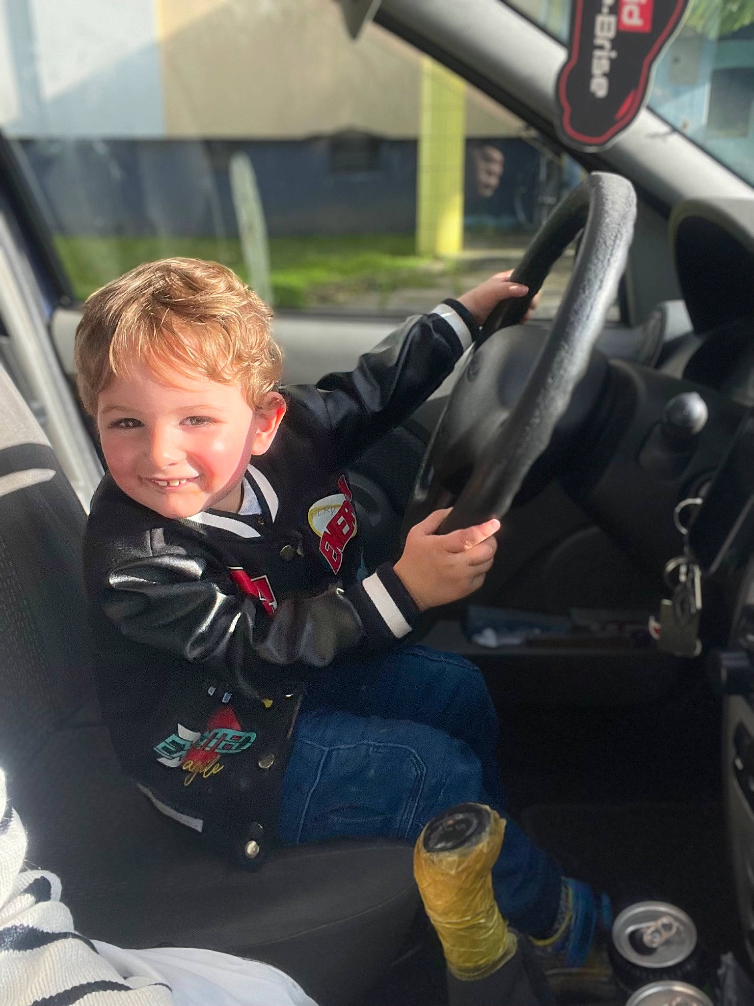 Noha a rejoint le concours — aidez-le/la à gagner de superbes lots ! auto_part, automotive_design, automotive_exterior, automotive_mirror, car, car_seat, car_seat_cover, family_car, joy, mode_of_transport, motor_vehicle, person, personal_luxury_car, plant, smile, steering_part, steering_wheel, toddler, vehicle, vehicle_door