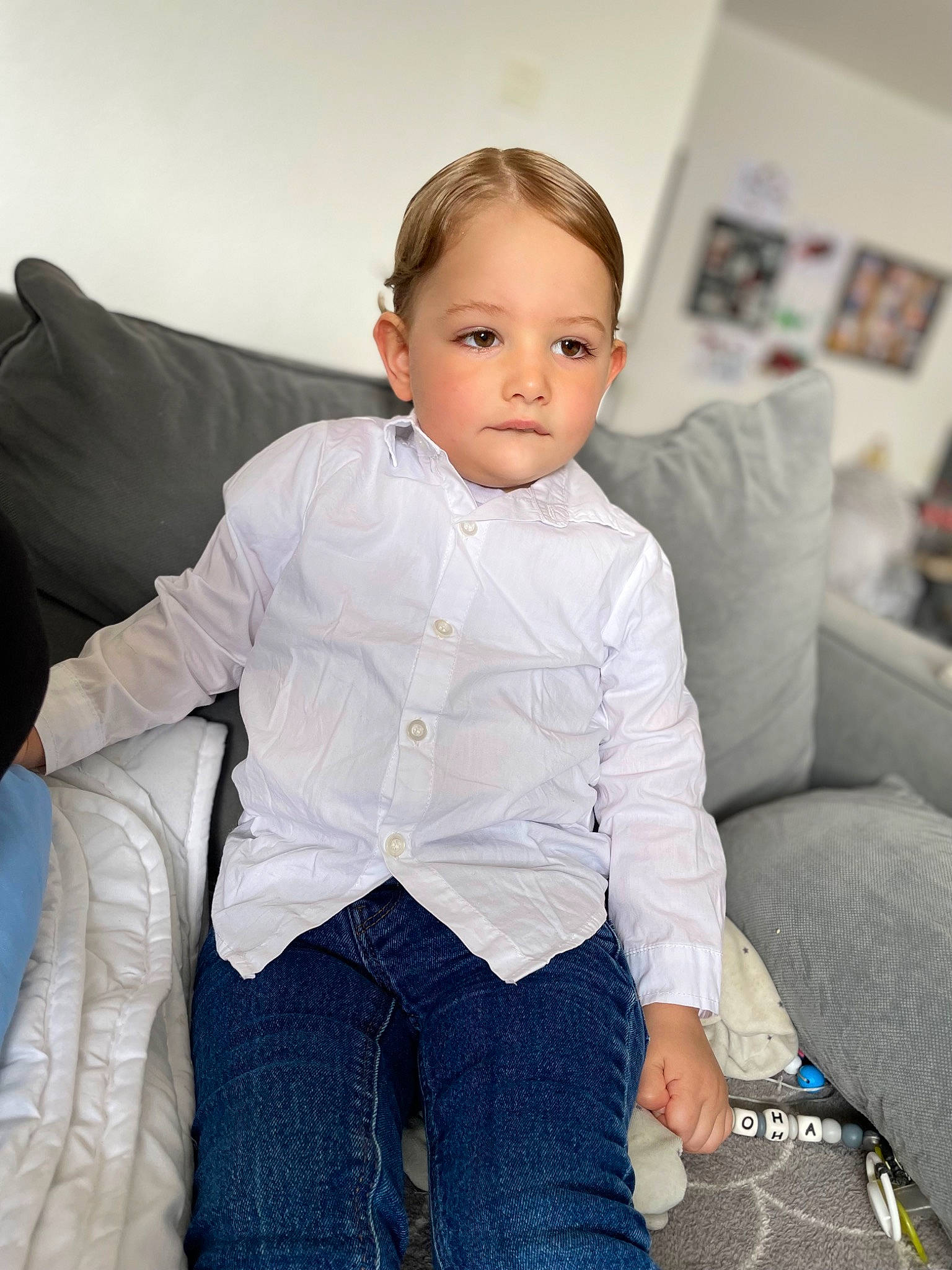 Noha participe au concours pour gagner de l'argent avec cette photo : baby_toddler_clothing, blond, child, comfort, couch, denim, dress_shirt, electric_blue, flash_photography, happy, human_body, human_leg, knee, leg, lip, person, sitting, skin, sleeve, toddler
