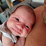 Gawen participe au concours pour gagner de l'argent avec cette photo : adult, arm, baby, closeup, comfort, cozy, cute, expression, face, family, head, human, indoor, infant, love, newborn, person, shoulder, skin, smile