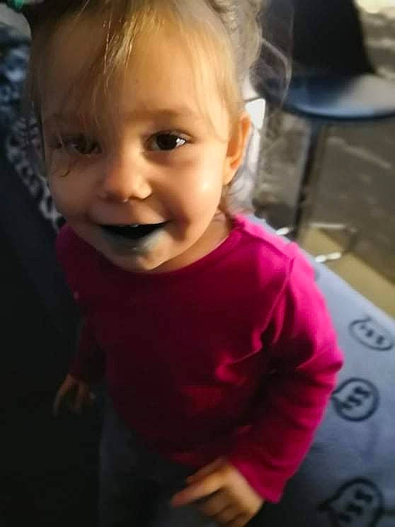 Alezia a rejoint le concours — aidez-le/la à gagner de superbes lots ! baby, baby_toddler_clothing, cheek, cool, eye, floor, flooring, fun, hair, hairstyle, happy, human_body, iris, lip, mouth, nose, person, skin, sleeve, smile