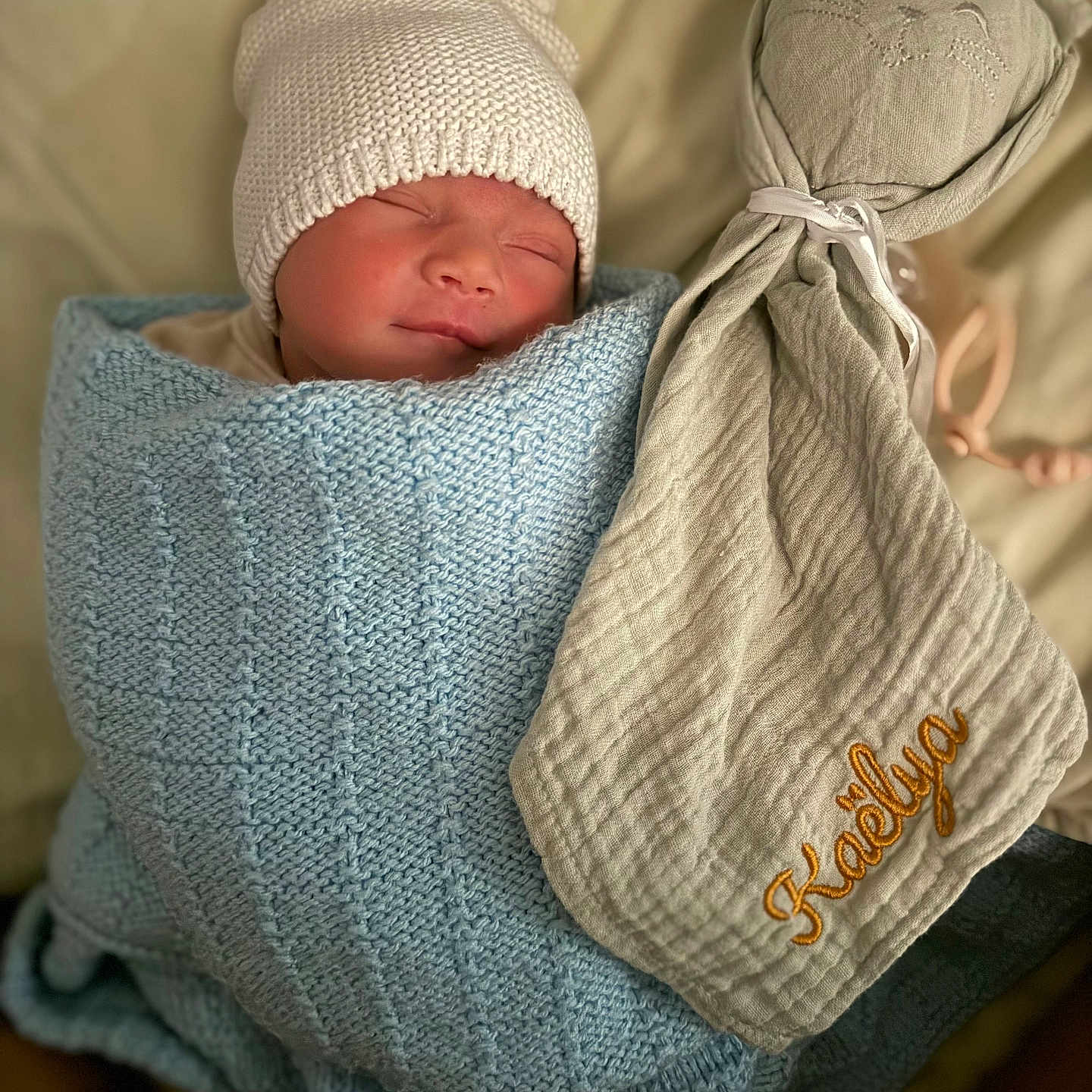 Kaëlya a rejoint le concours — aidez-le/la à gagner de superbes lots ! baby, blanket, child, comforter, cozy, cute, face, hat, indoors, knitted, newborn, peaceful, portrait, resting, sleep, sleeping, soft, stuffed_toy, toddler, wrapped