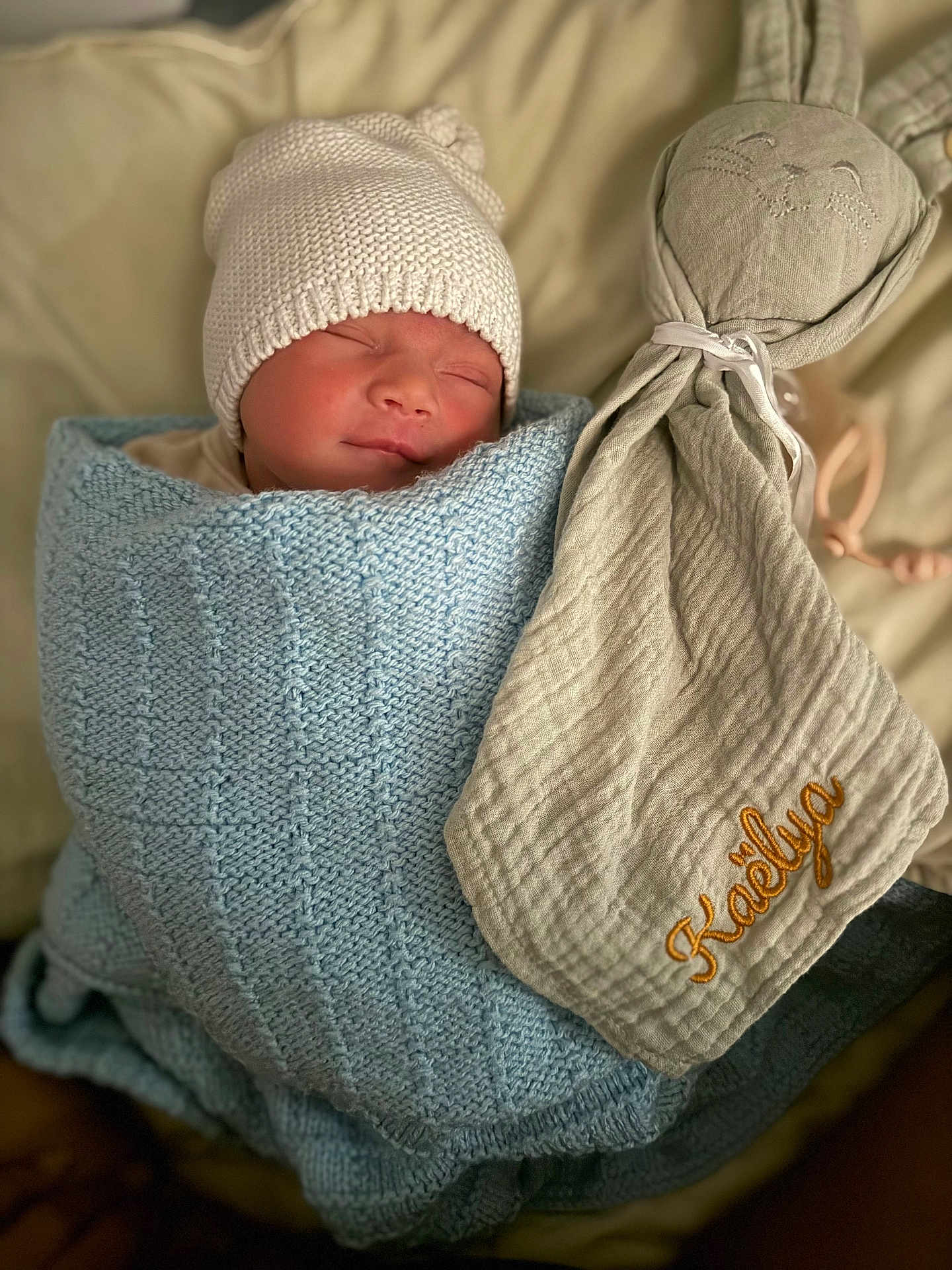 Kaëlya a rejoint le concours — aidez-le/la à gagner de superbes lots ! newborn, baby, sleeping, blanket, hat, knitted, soft, comforter, stuffed_toy, cute, cozy, child, face, peaceful, indoors, portrait, wrapped, resting, toddler, sleep