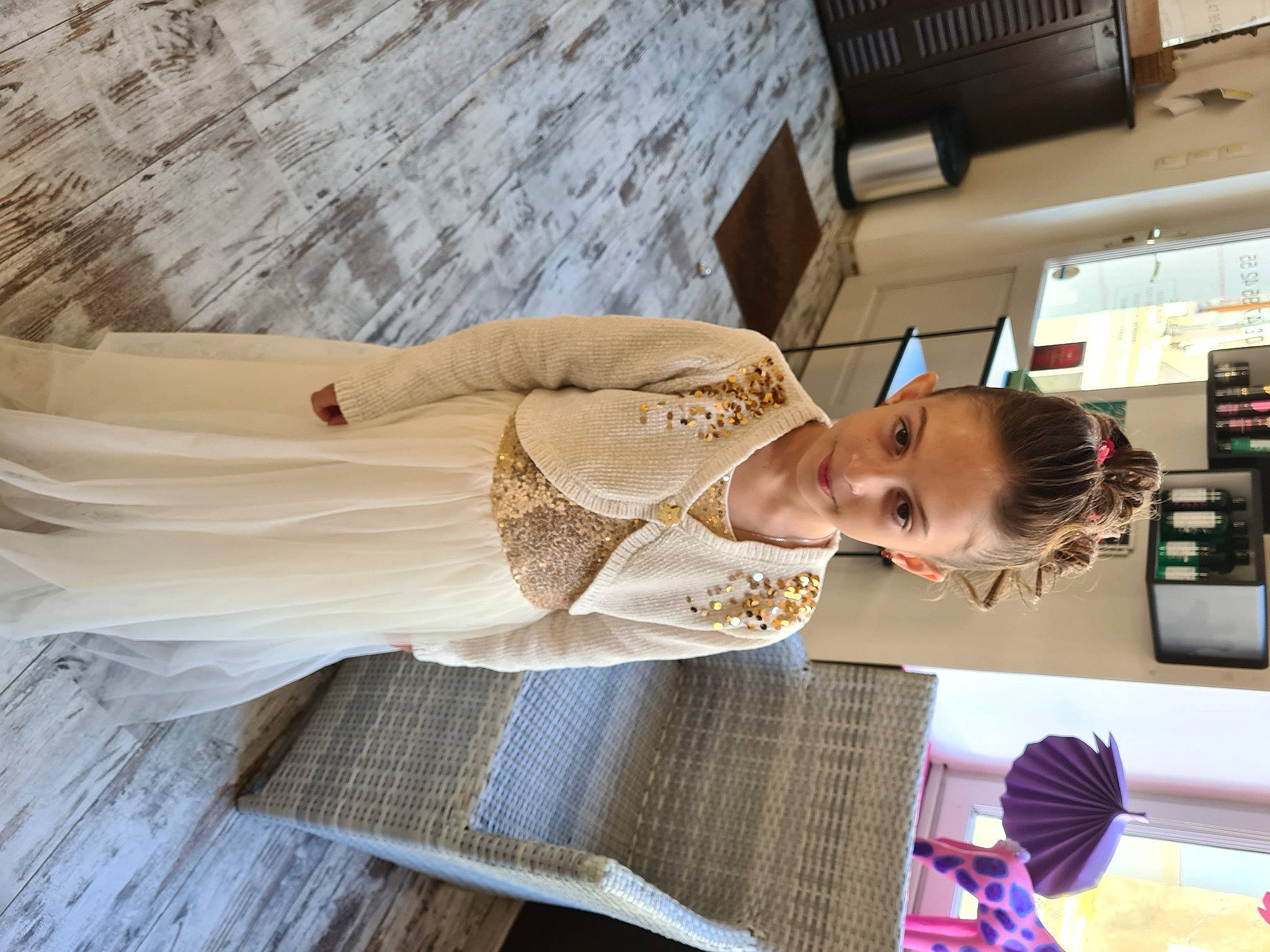 Emma a rejoint le concours — aidez-le/la à gagner de superbes lots ! baby, corded_phone, event, eyewear, happy, joy, machine, person, room, telephone, telephony, toddler, wood