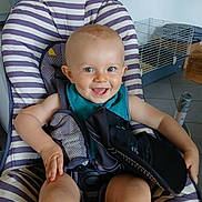 Eloann a rejoint le concours — aidez-le/la à gagner de superbes lots ! baby, child, smiling, seat, striped, bib, indoor, person, happy, furniture, home, floor, cage, toy, clothing, head, face, arm, leg, comfort