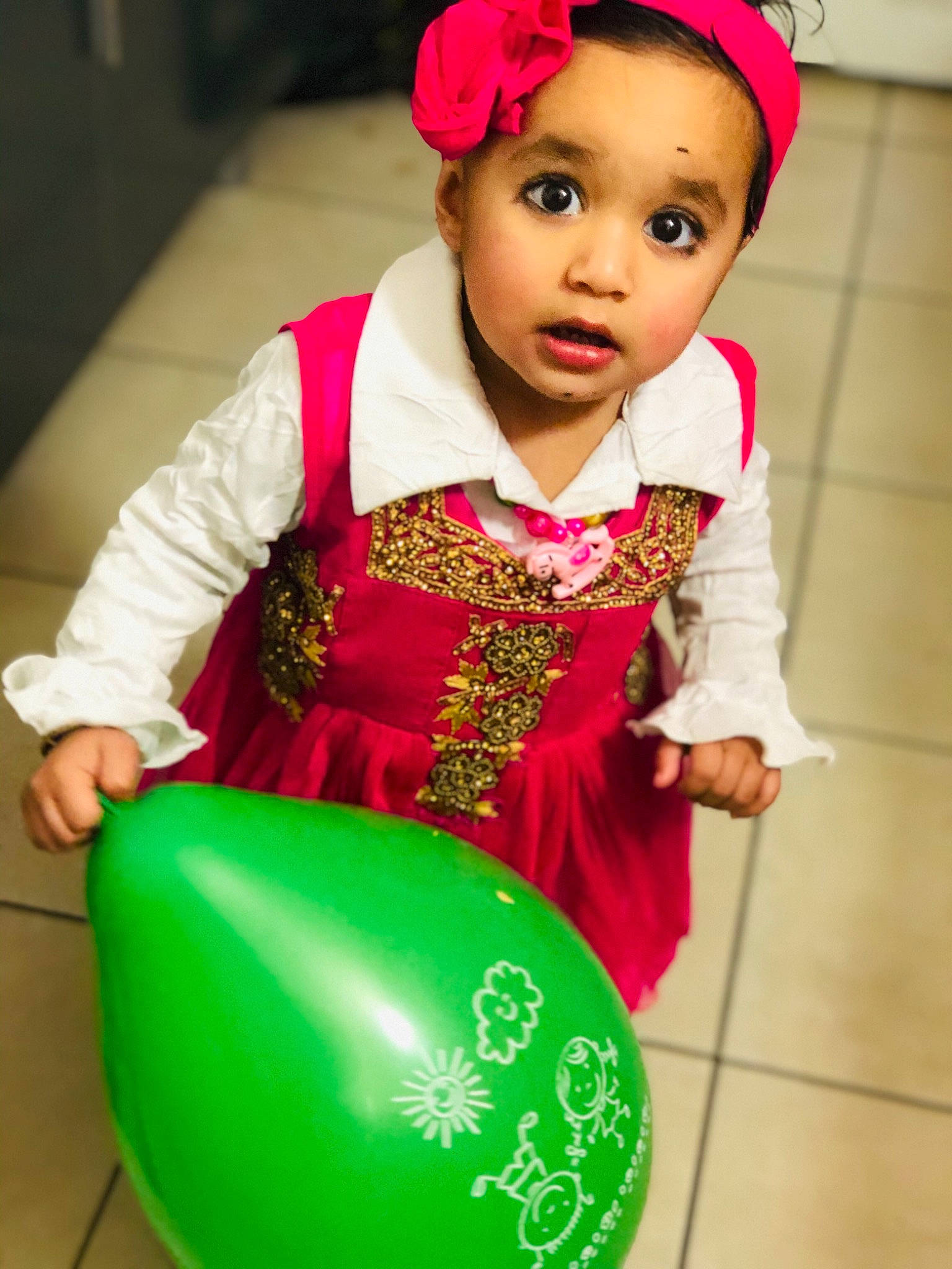 Eshaal participe au concours pour gagner de l'argent avec cette photo : baby, baby_toddler_clothing, balloon, child, dress, entertainment, event, fun, happy, hat, headband, headpiece, jewellery, magenta, person, pink, purple, red, sleeve, surprise
