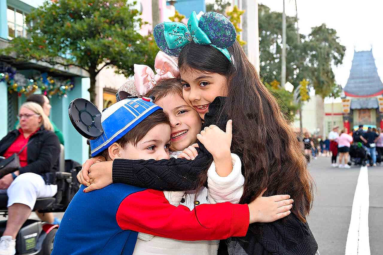 Isabella is registered to the contest to win money with this photo: baseball_cap, cap, city, costume, crowd, event, fun, fur, gesture, happy, headgear, joy, leisure, person, public_event, recreation, smile, street, town, tradition