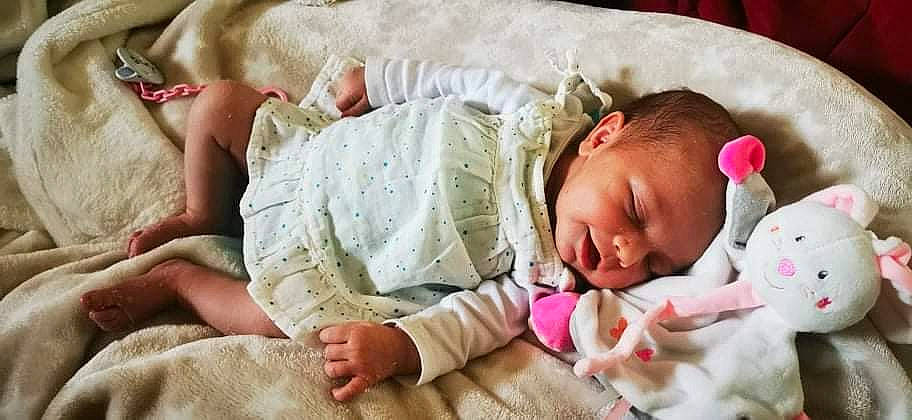 Lydia a rejoint le concours — aidez-le/la à gagner de superbes lots ! baby, baby_products, baby_sleeping, baby_toddler_clothing, bedtime, cheek, child, comfort, flooring, grass, happy, linens, nap, person, portrait_photography, room, sitting, skin, toddler, tree