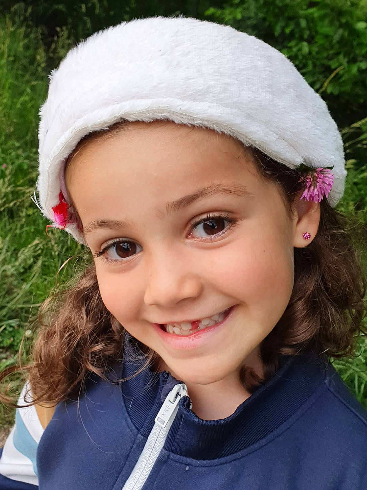 Naïla a rejoint le concours — aidez-le/la à gagner de superbes lots ! cap, child, clothing, eye, eyebrow, face, flash_photography, fun, grass, happy, headgear, headwear, joy, lip, nose, outerwear, people_in_nature, person, plant, skin