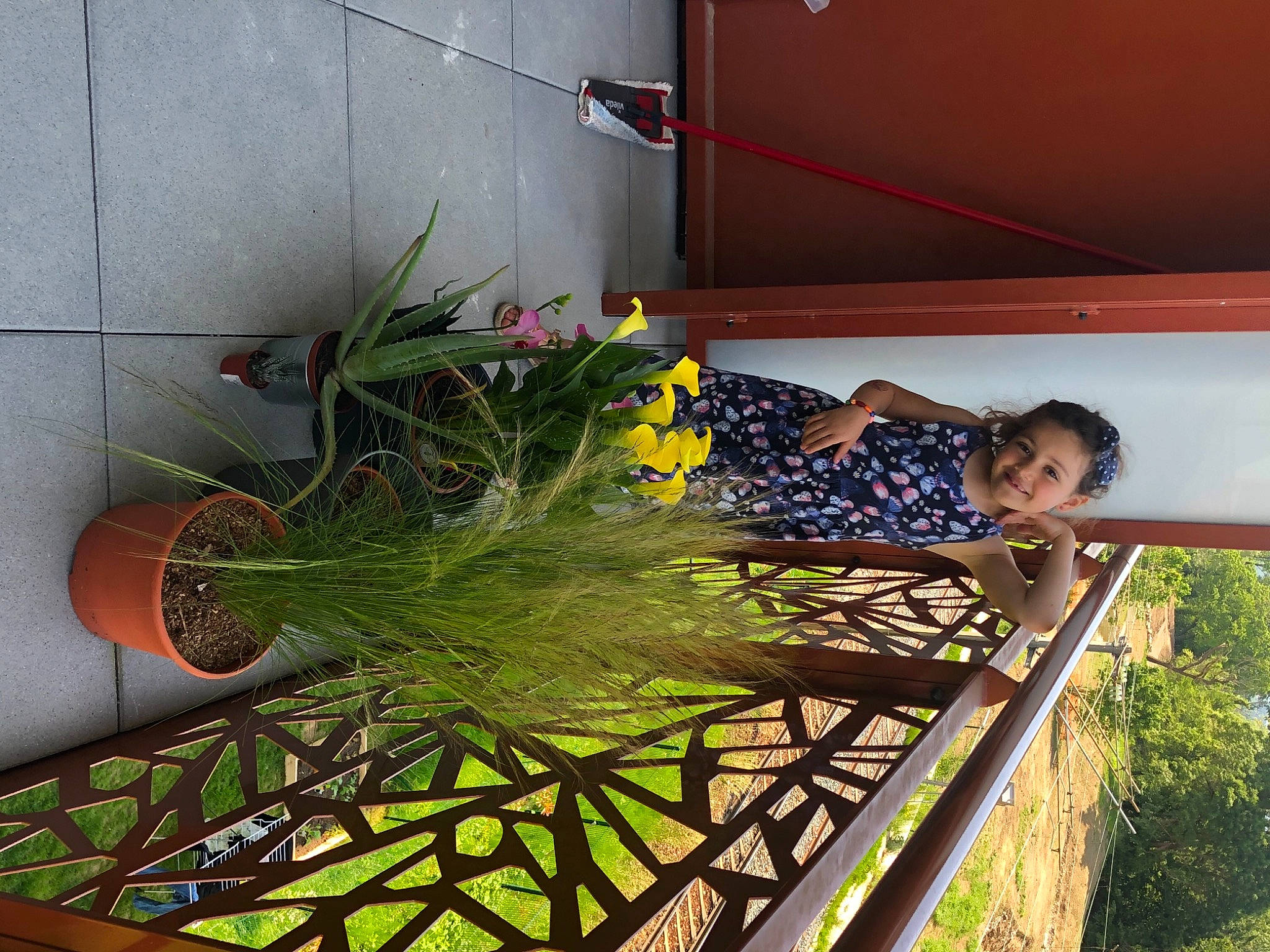 Naïla participe au concours pour gagner de l'argent avec cette photo : artificial_flower, cut_flowers, floral_design, floristry, flower, flower_arranging, flowering_plant, flowerpot, grass, houseplant, joy, metal, person, plant, plant_stem, room, smile, terrestrial_plant, tire, tree