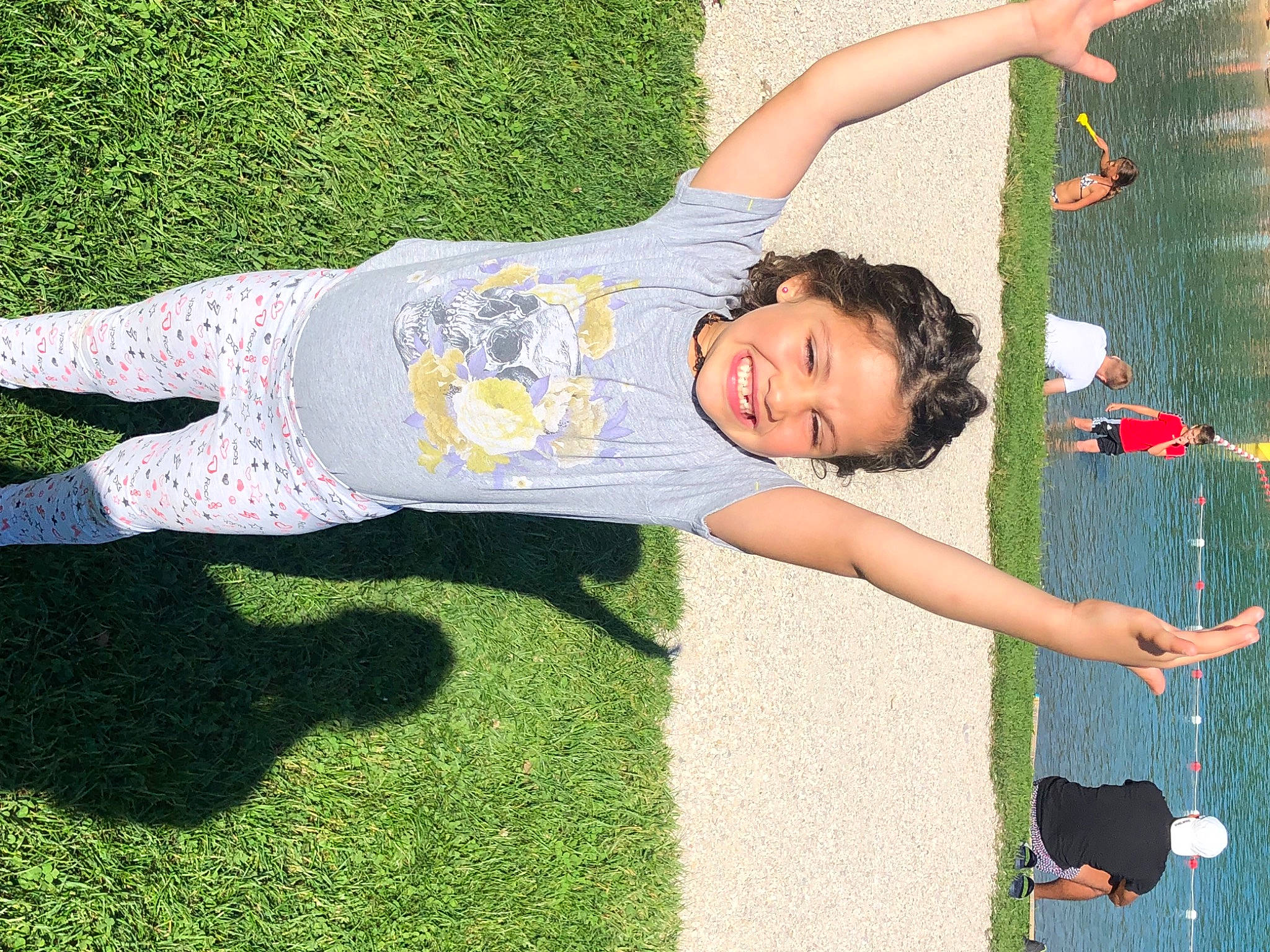 Naïla a rejoint le concours — aidez-le/la à gagner de superbes lots ! child, design, fun, garden, grass, grass_family, green, happy, joy, lawn, leisure, pattern, people_in_nature, person, plant, play, recreation, sitting, smile, t_shirt