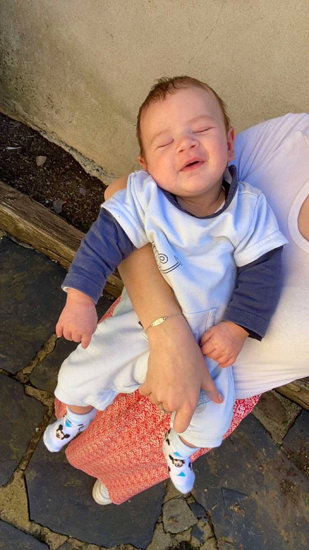 Naël participe au concours pour gagner de l'argent avec cette photo : arm, baby_toddler_clothing, child, elbow, electric_blue, finger, fun, happy, human_leg, joint, leg, person, sandal, sitting, skin, sleeve, smile, t_shirt, thigh, thumb