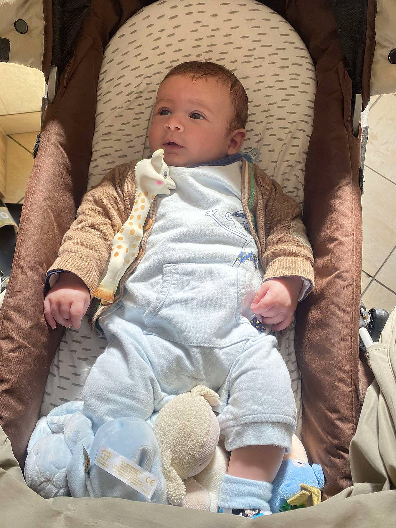 Naël participe au concours pour gagner de l'argent avec cette photo : baby, baby_carriage, baby_products, baby_toddler_clothing, car_seat, chair, cheek, child, comfort, eye, fun, headgear, human_leg, mouth, people, person, personal_protective_equipment, sitting, skin, toddler