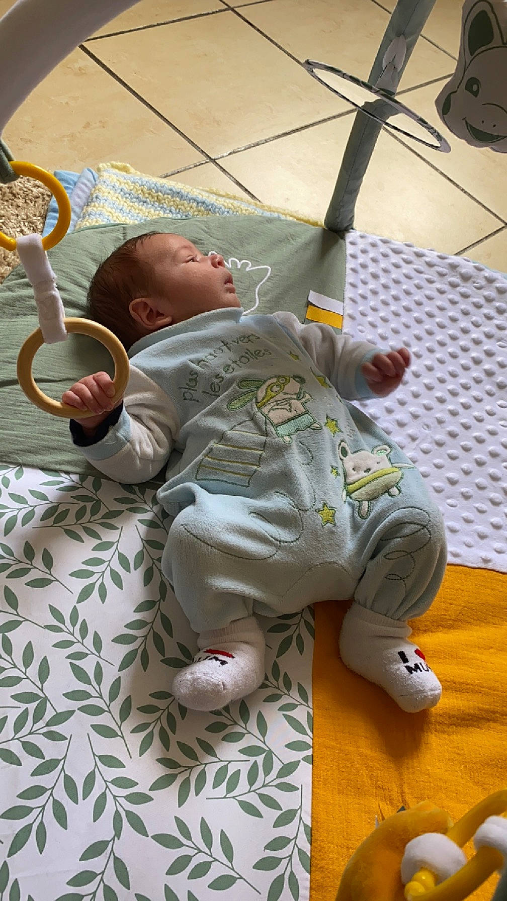 Naël participe au concours pour gagner de l'argent avec cette photo : baby, baby_products, baby_toddler_clothing, baby_toys, child, comfort, flooring, fun, happy, hardwood, leisure, person, play, room, sitting, swing, t_shirt, toddler, wood