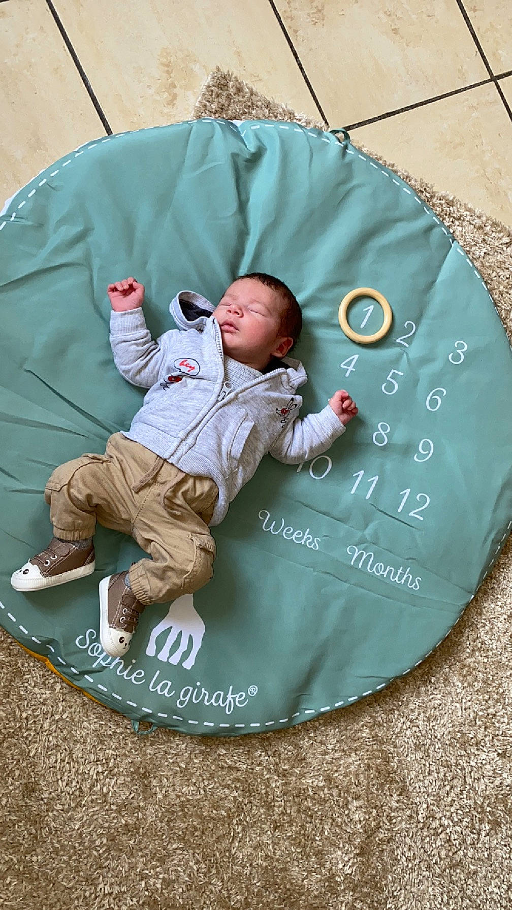 Naël participe au concours pour gagner de l'argent avec cette photo : baby, baby_products, baby_safety, baby_toddler_clothing, child, circle, comfort, font, grass, infant_bed, linens, logo, military_camouflage, pattern, person, play, product, sitting, sleeve, t_shirt