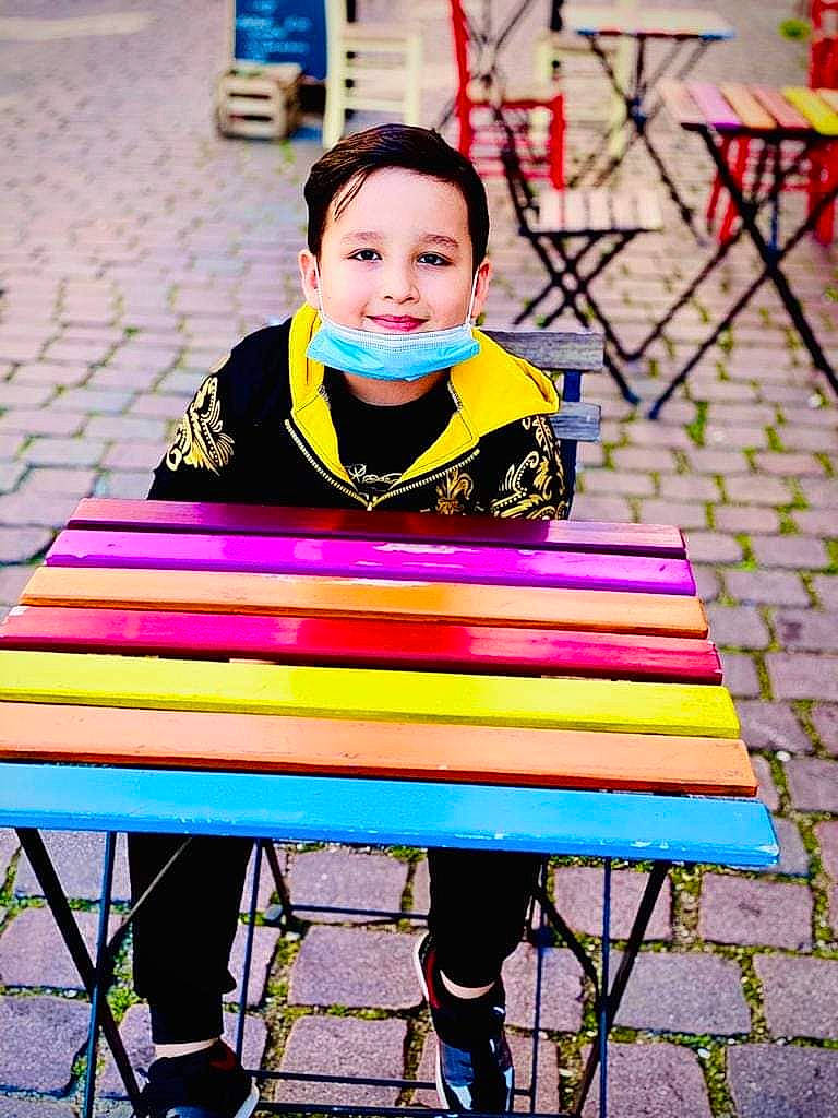 Christopher participe au concours pour gagner de l'argent avec cette photo : child, child_model, furniture, joy, person, photography, play, sitting, table, textile, toddler, yellow
